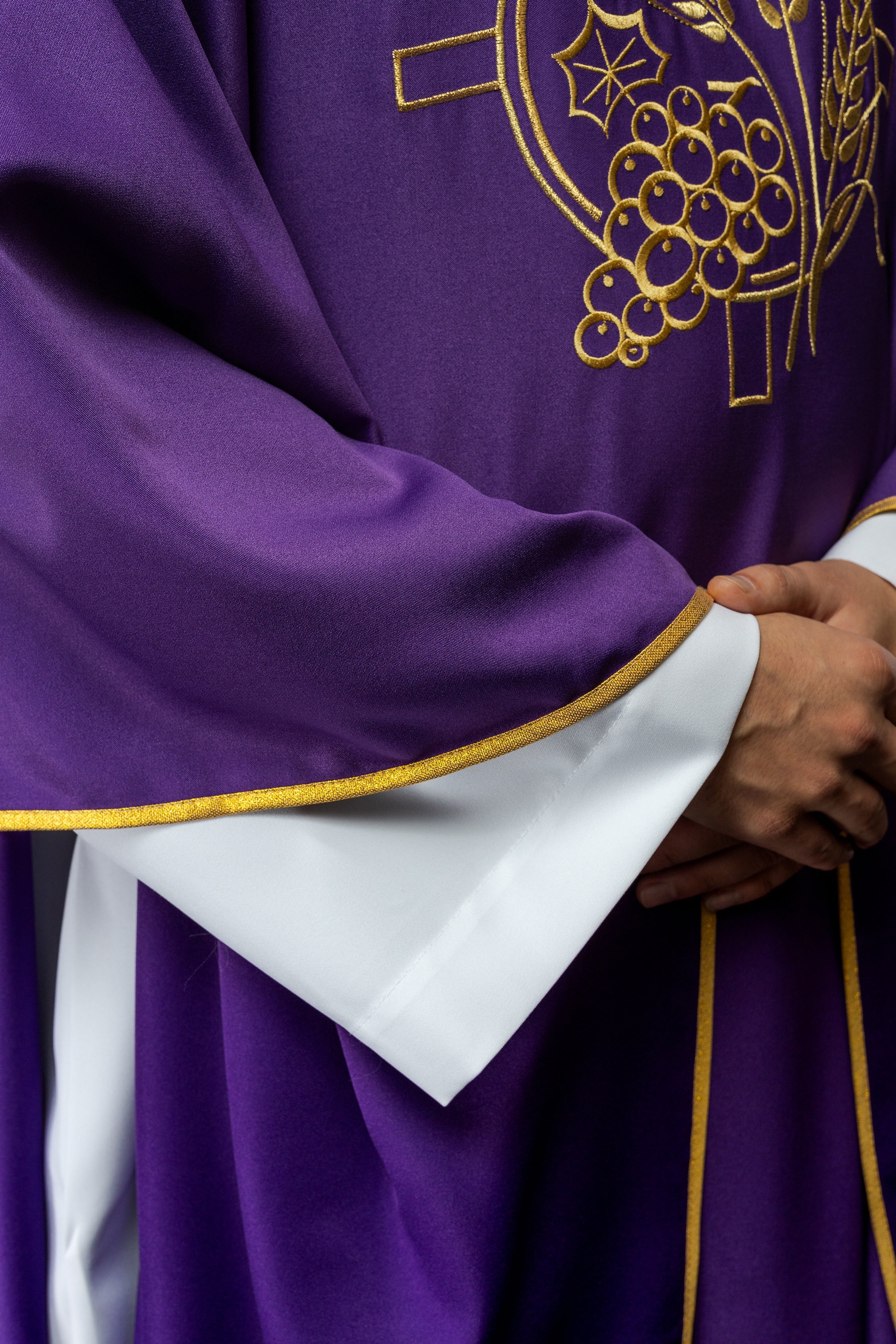 Chasuble avec croix brodée et motifs d'oreilles en violet