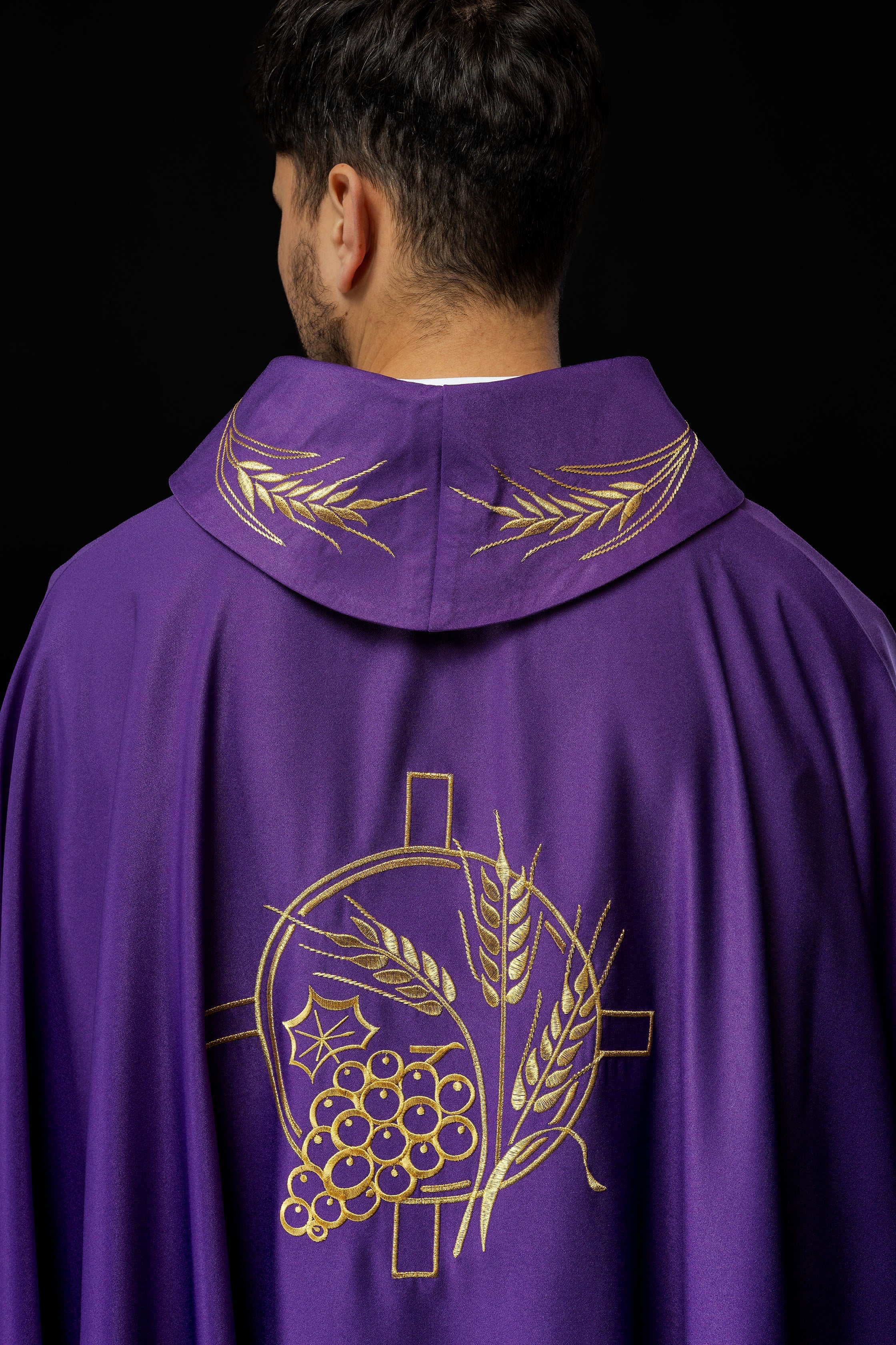 Chasuble avec croix brodée et motifs d'oreilles en violet