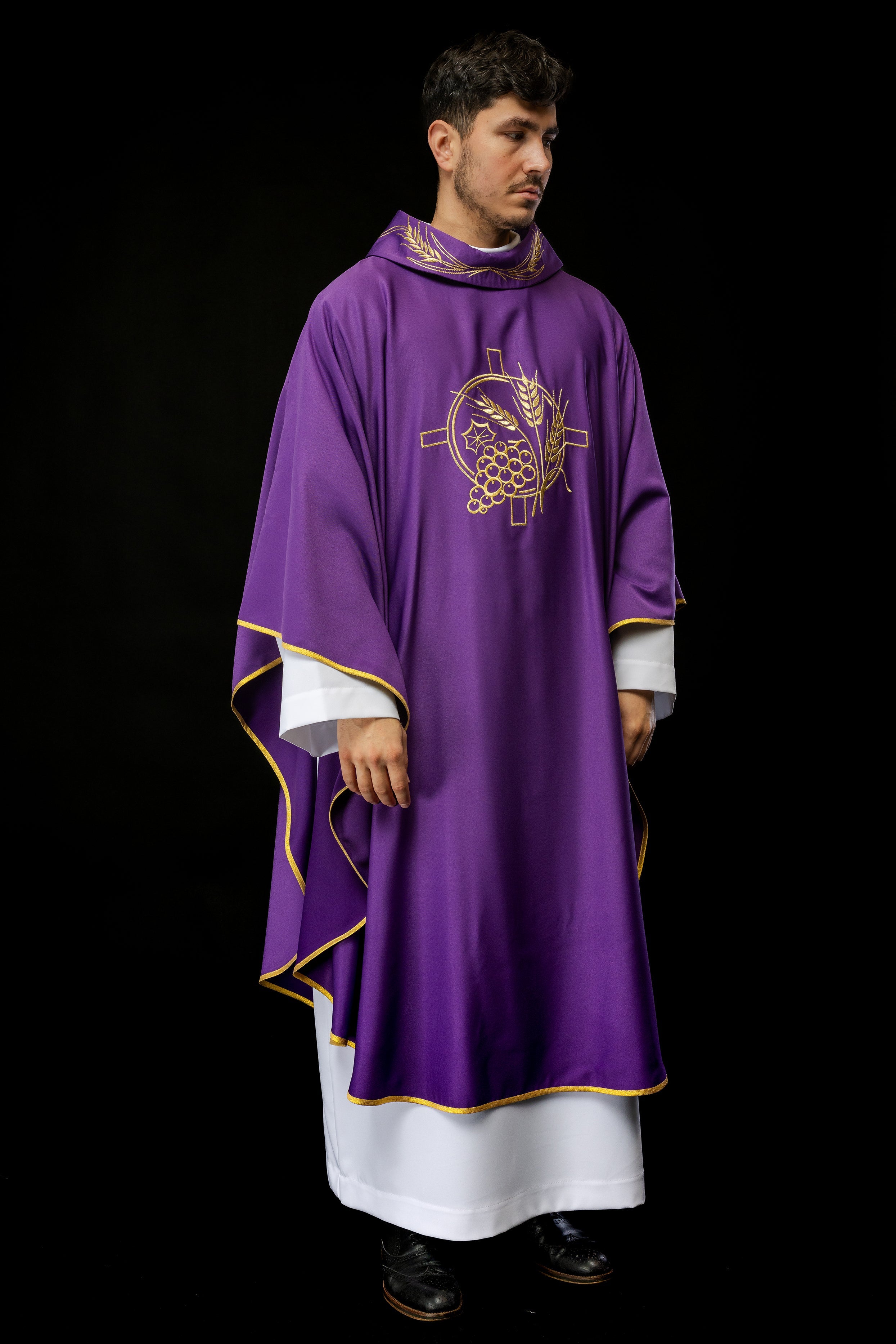 Chasuble avec croix brodée et motifs d'oreilles en violet