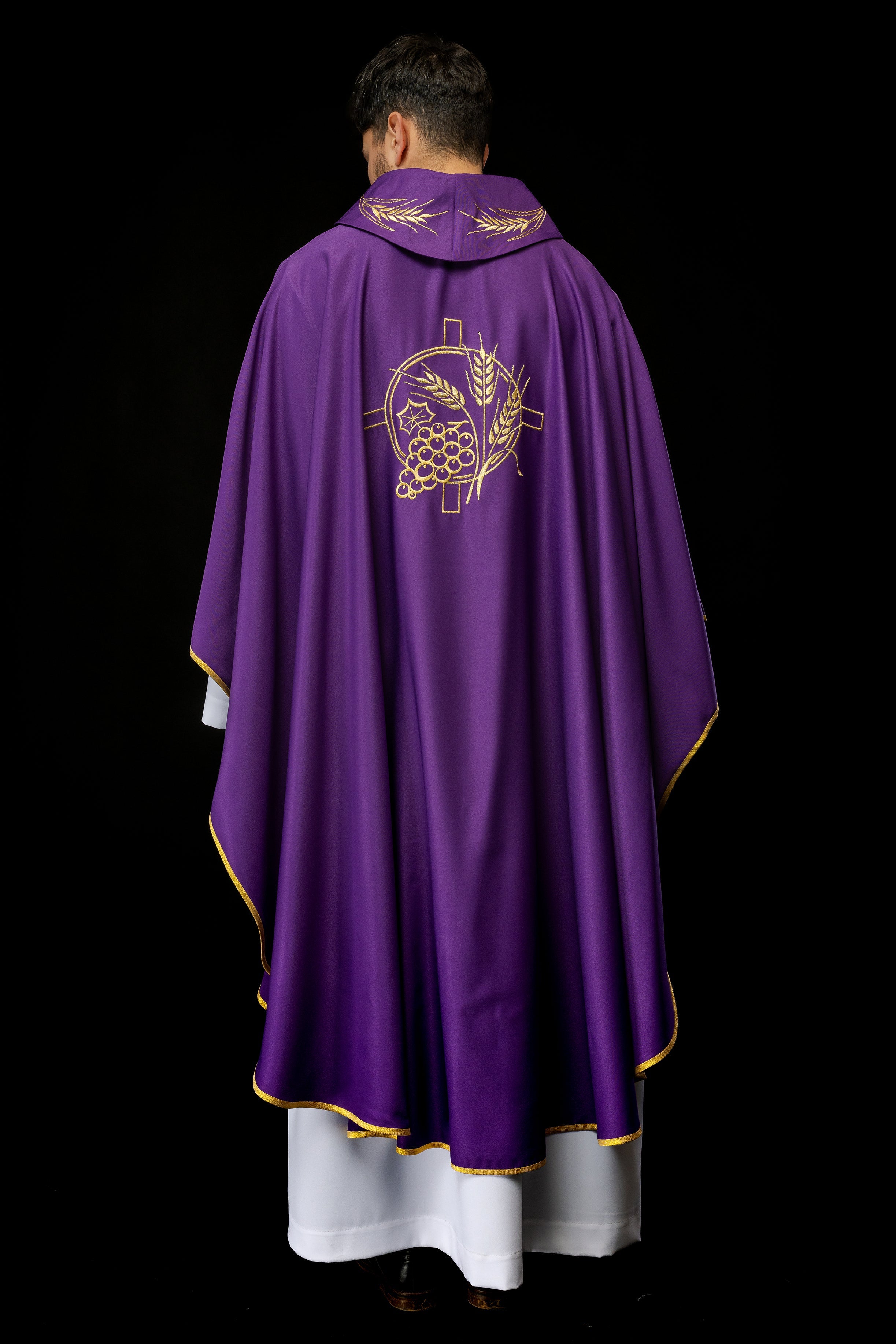 Chasuble avec croix brodée et motifs d'oreilles en violet