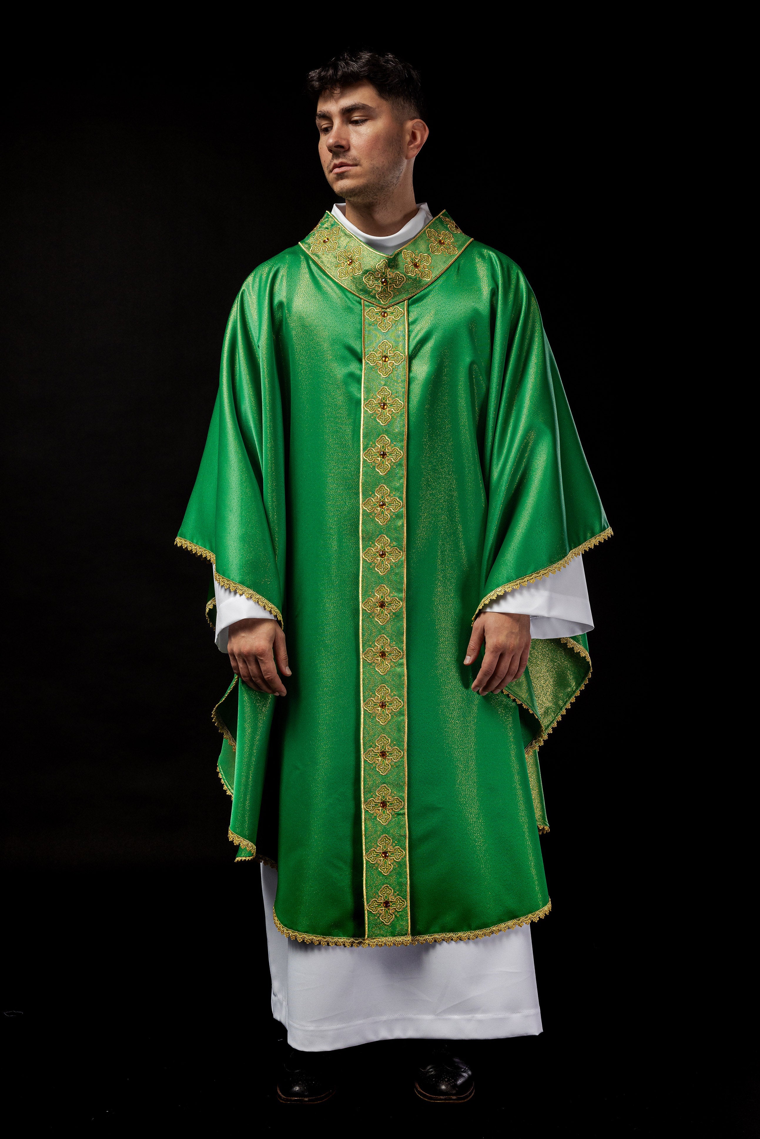 Chasuble en vert avec ceinture brodée et col orné de pierres