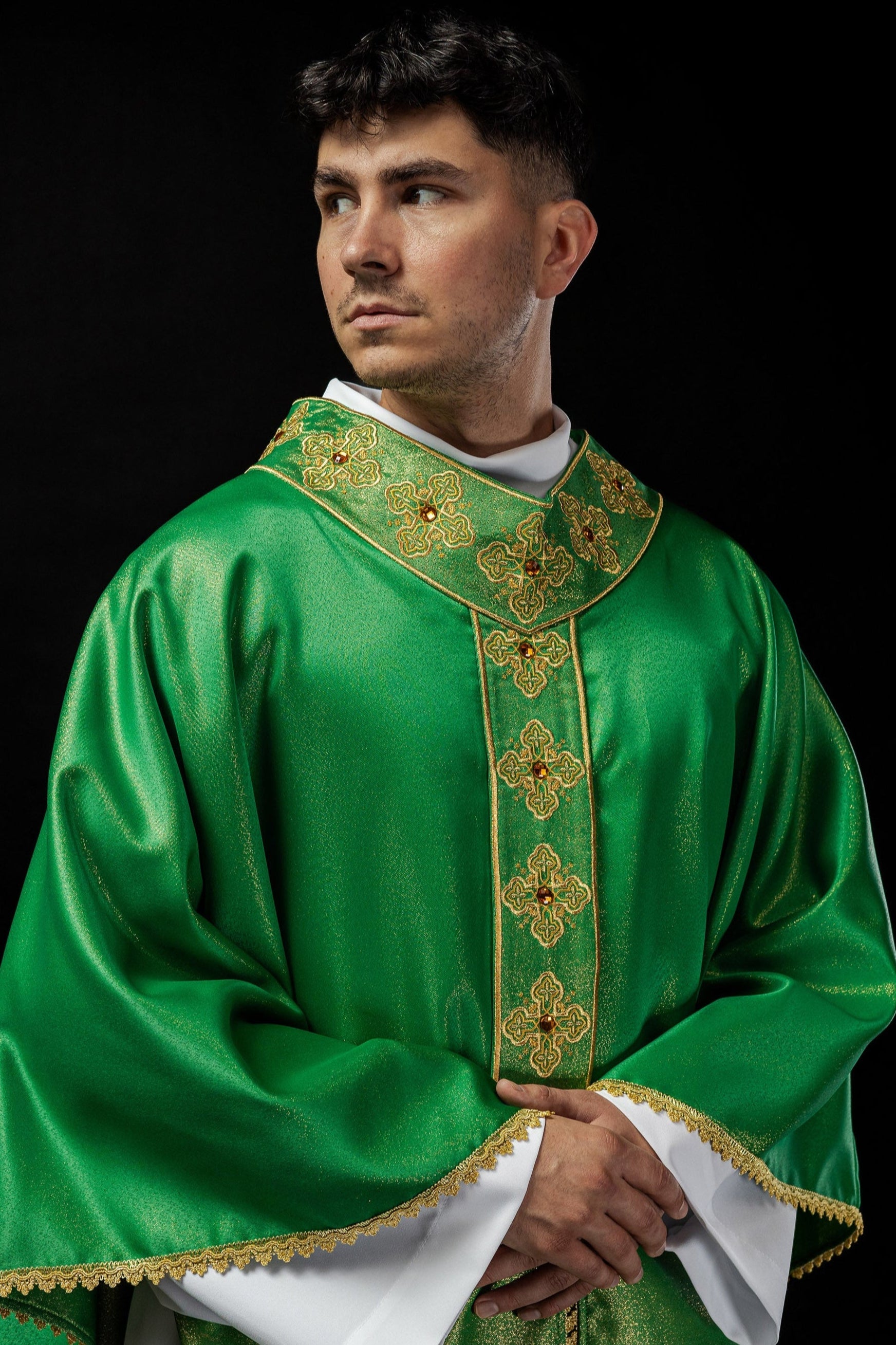 Chasuble en vert avec ceinture brodée et col orné de pierres