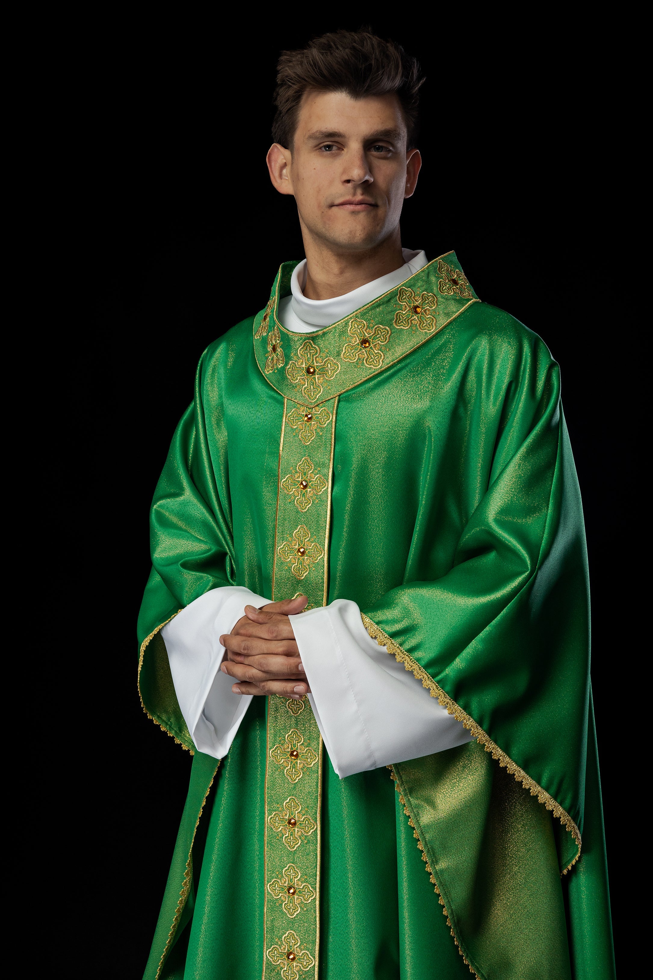 Chasuble en vert avec ceinture brodée et col orné de pierres