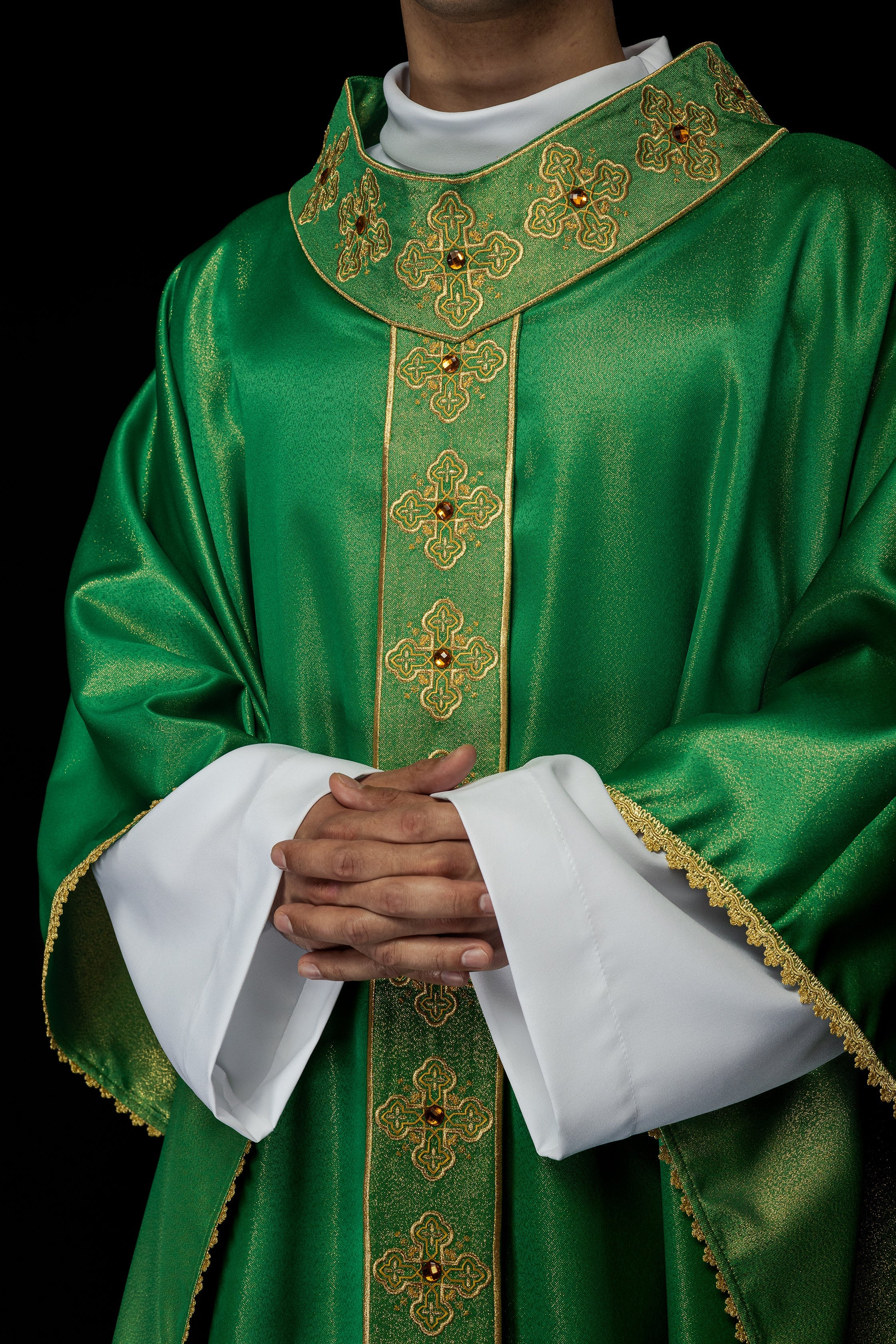 Chasuble en vert avec ceinture brodée et col orné de pierres