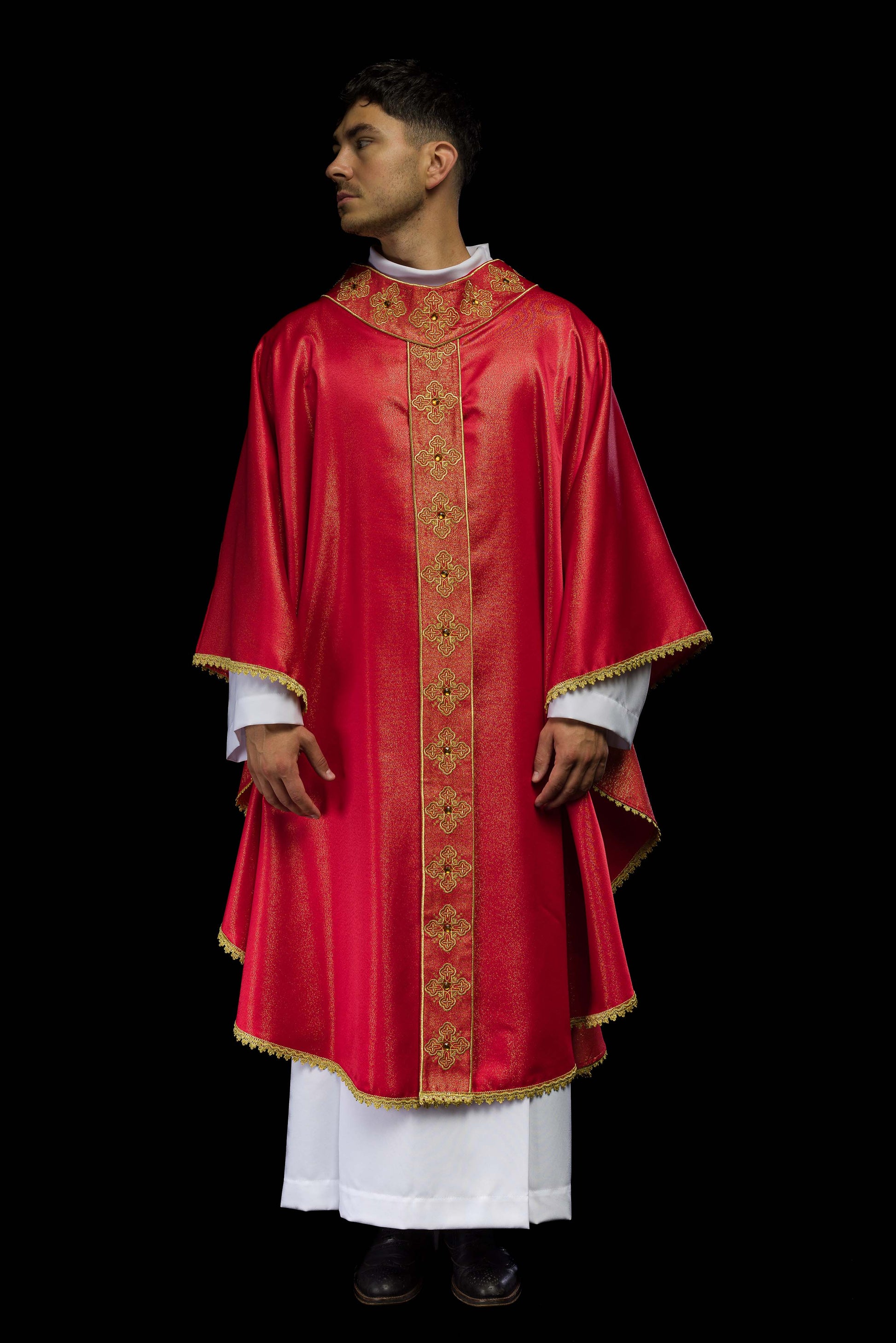 Chasuble rouge avec ceinture brodée et collier orné de pierres