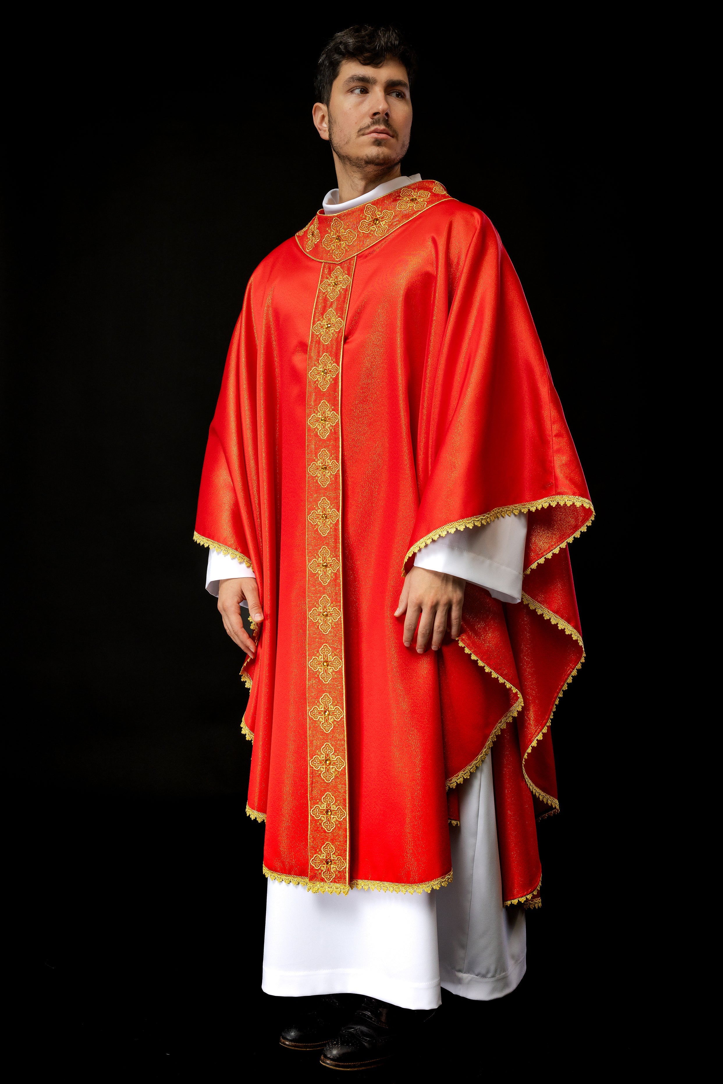 Chasuble rouge avec ceinture brodée et collier orné de pierres