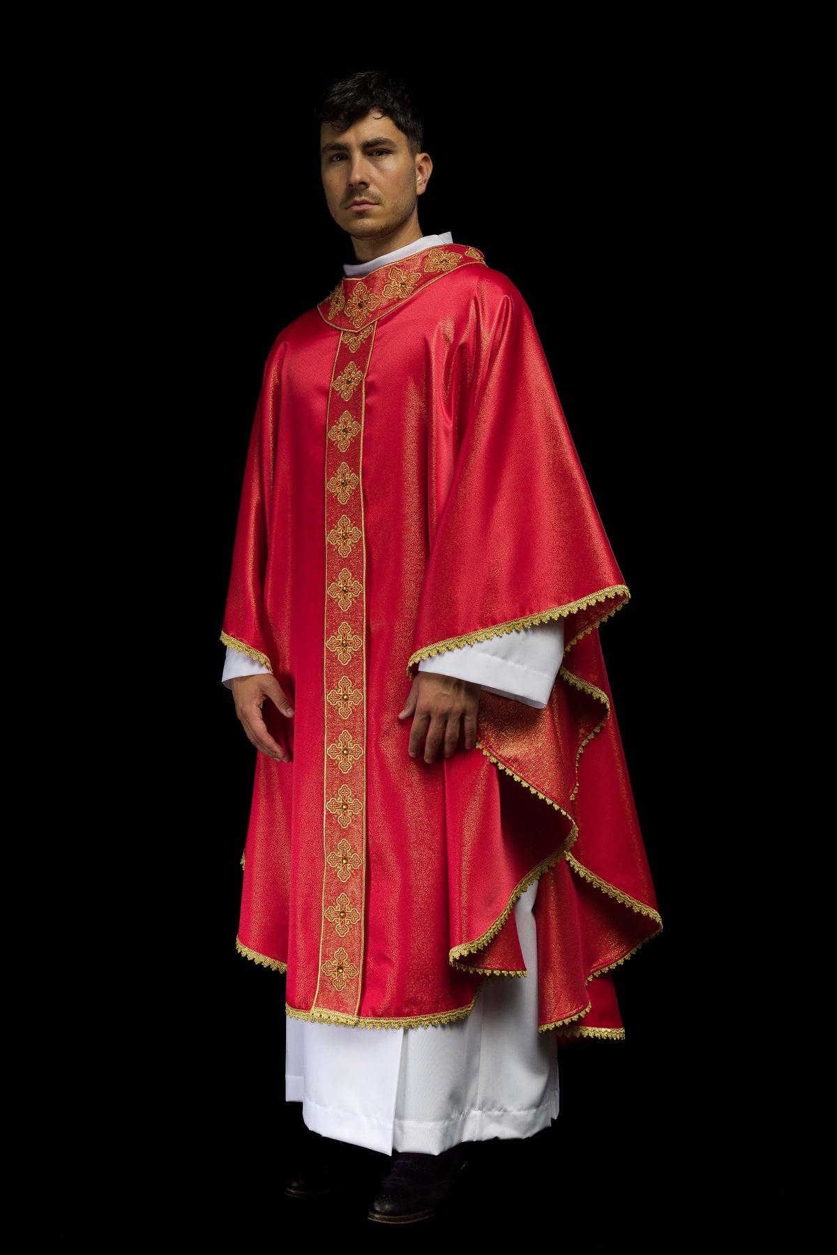 Chasuble rouge avec ceinture brodée et collier orné de pierres