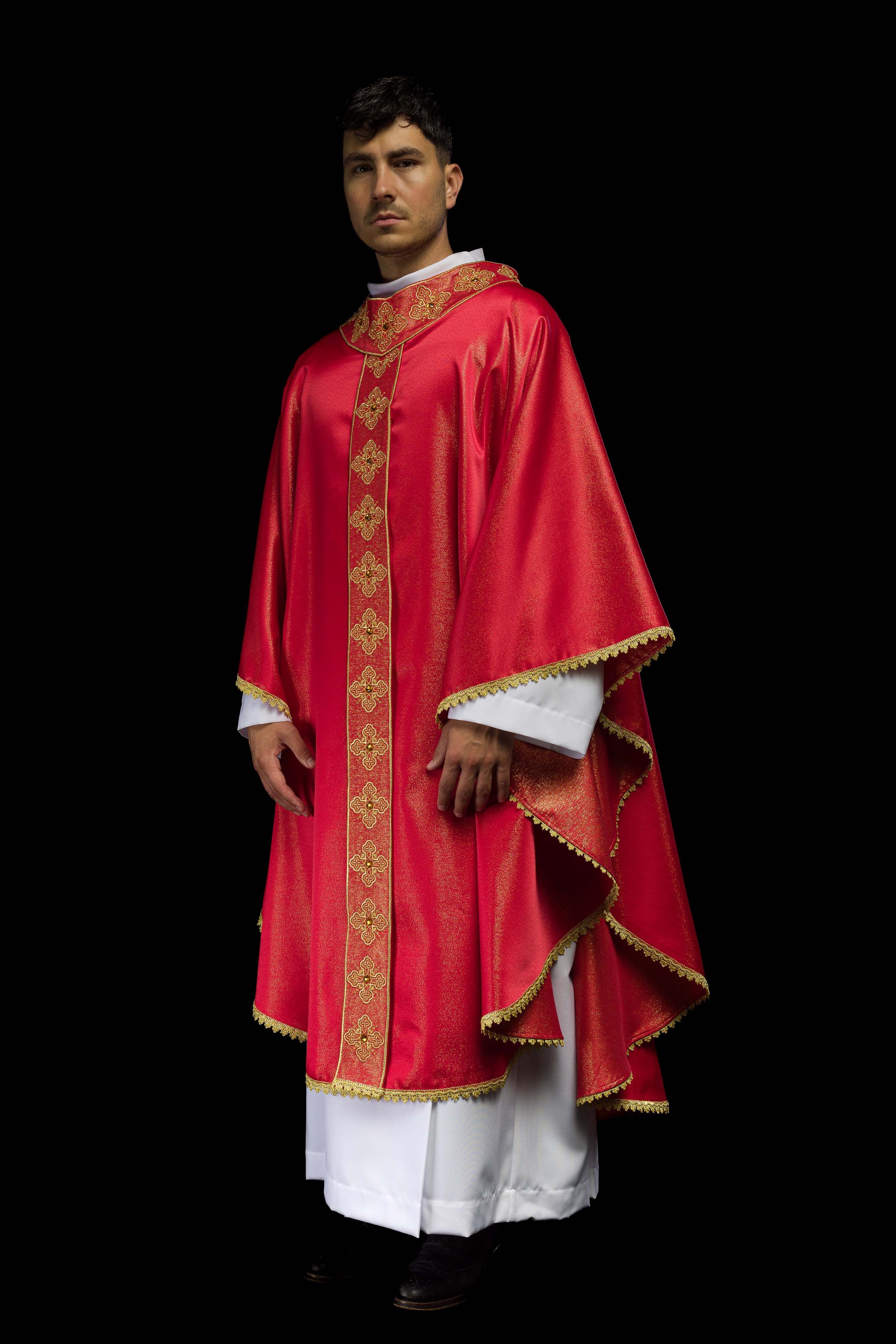 Chasuble rouge avec ceinture brodée et collier orné de pierres