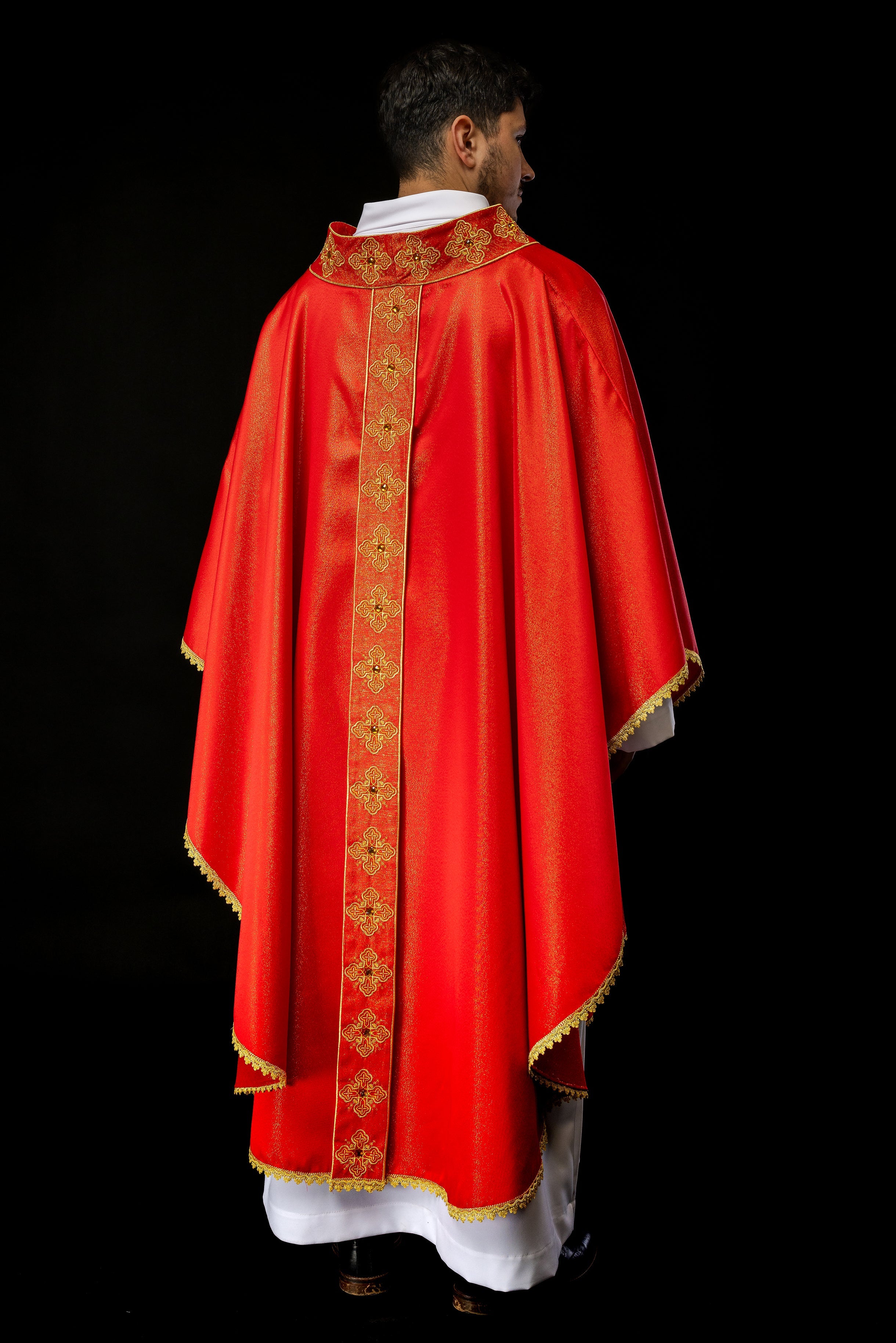 Chasuble rouge avec ceinture brodée et collier orné de pierres