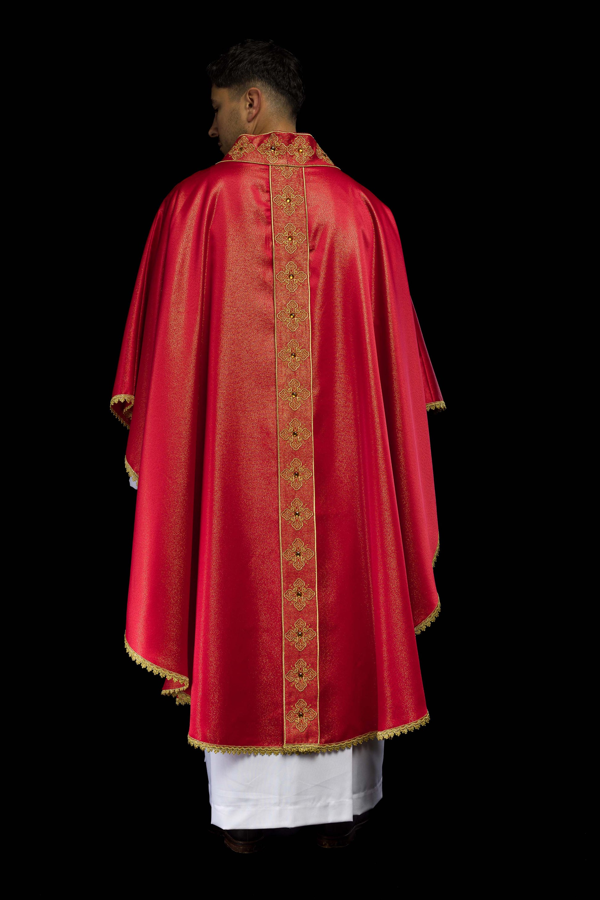 Chasuble rouge avec ceinture brodée et collier orné de pierres