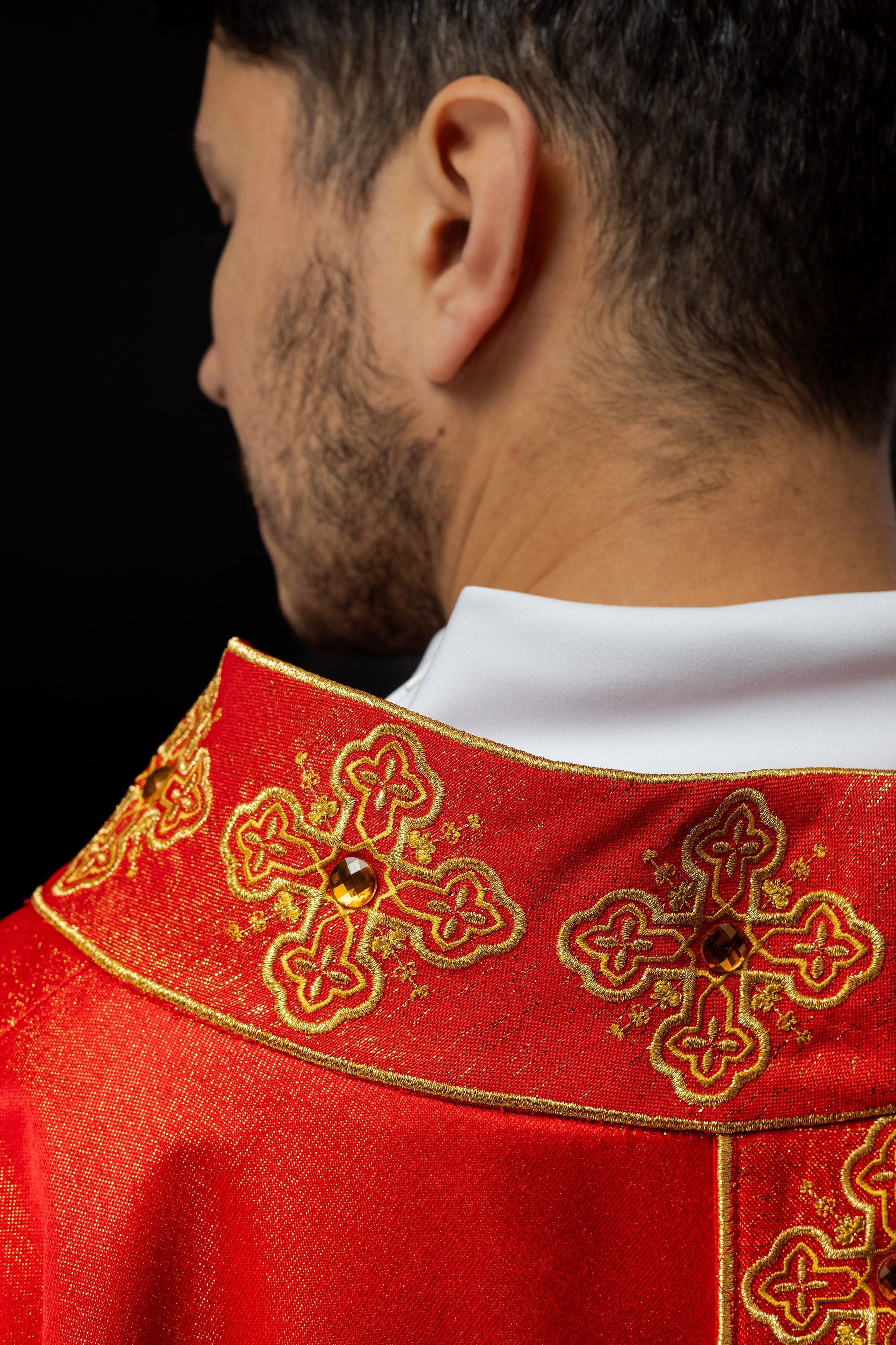 Chasuble rouge avec ceinture brodée et collier orné de pierres