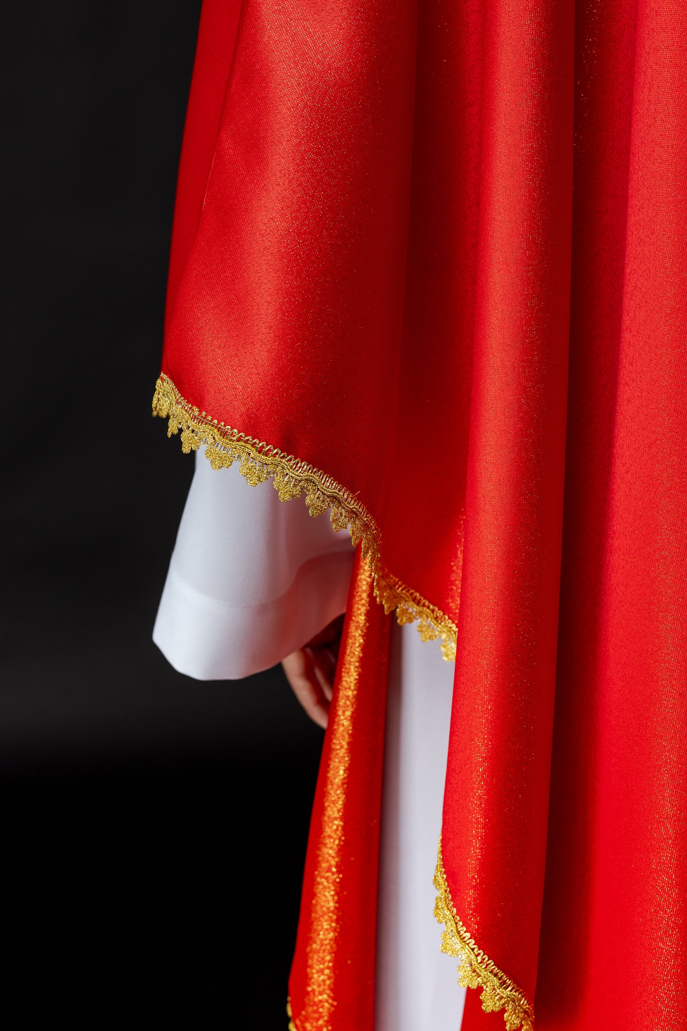 Chasuble rouge avec ceinture brodée et collier orné de pierres