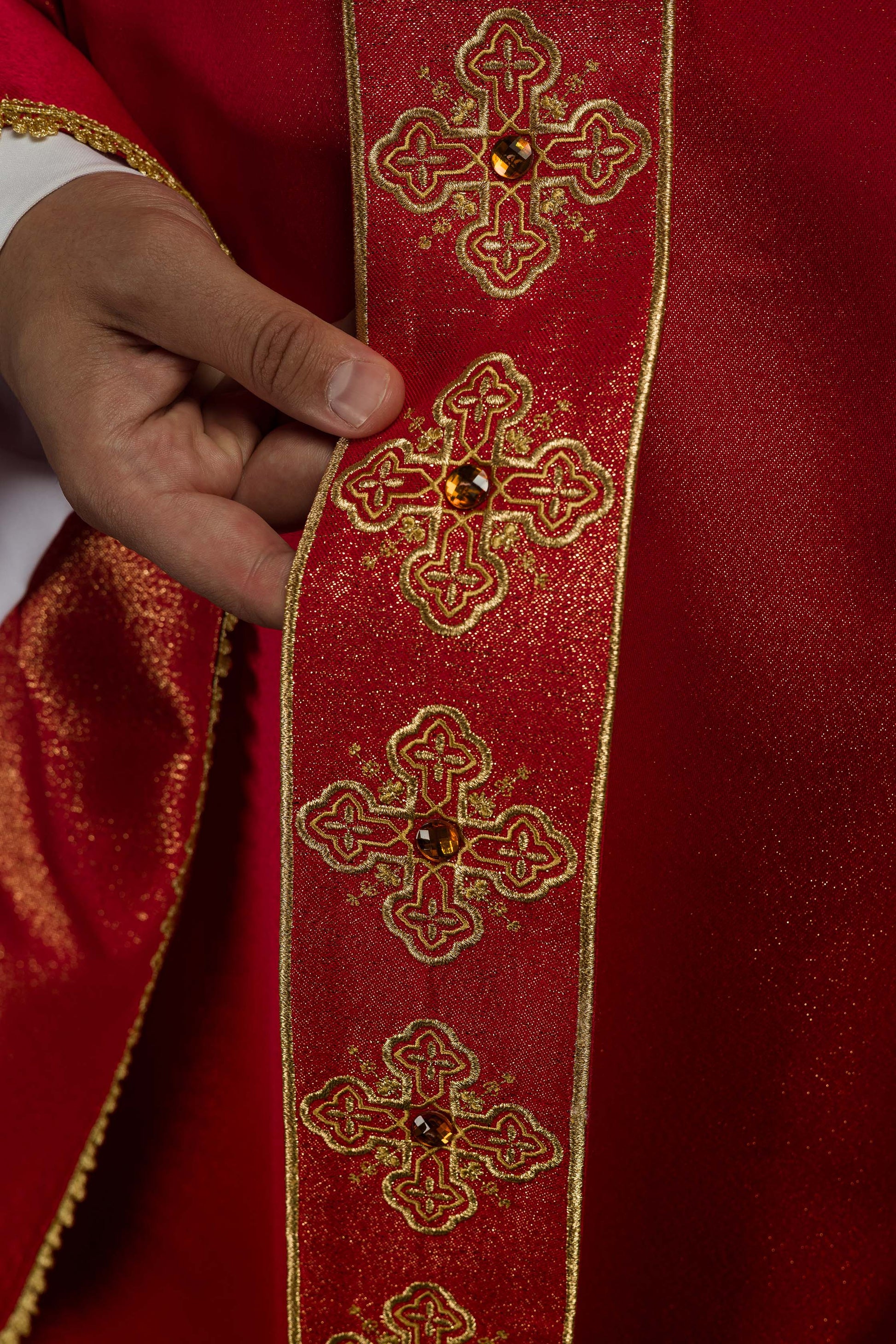 Chasuble rouge avec ceinture brodée et collier orné de pierres