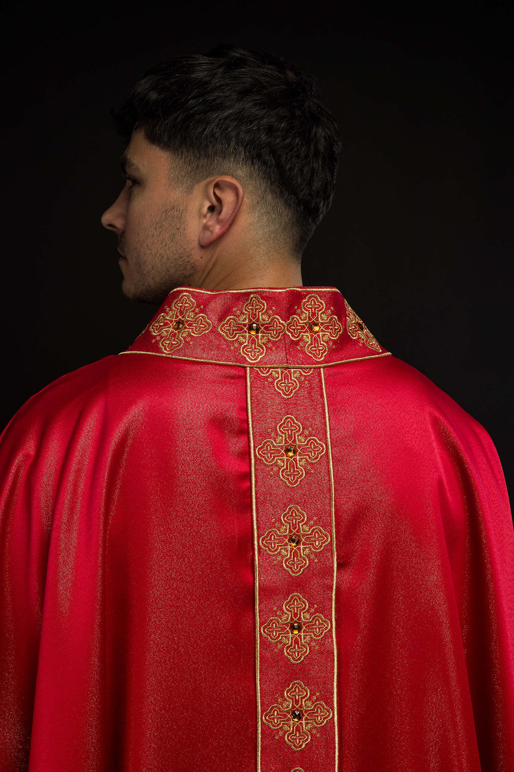 Chasuble rouge avec ceinture brodée et collier orné de pierres