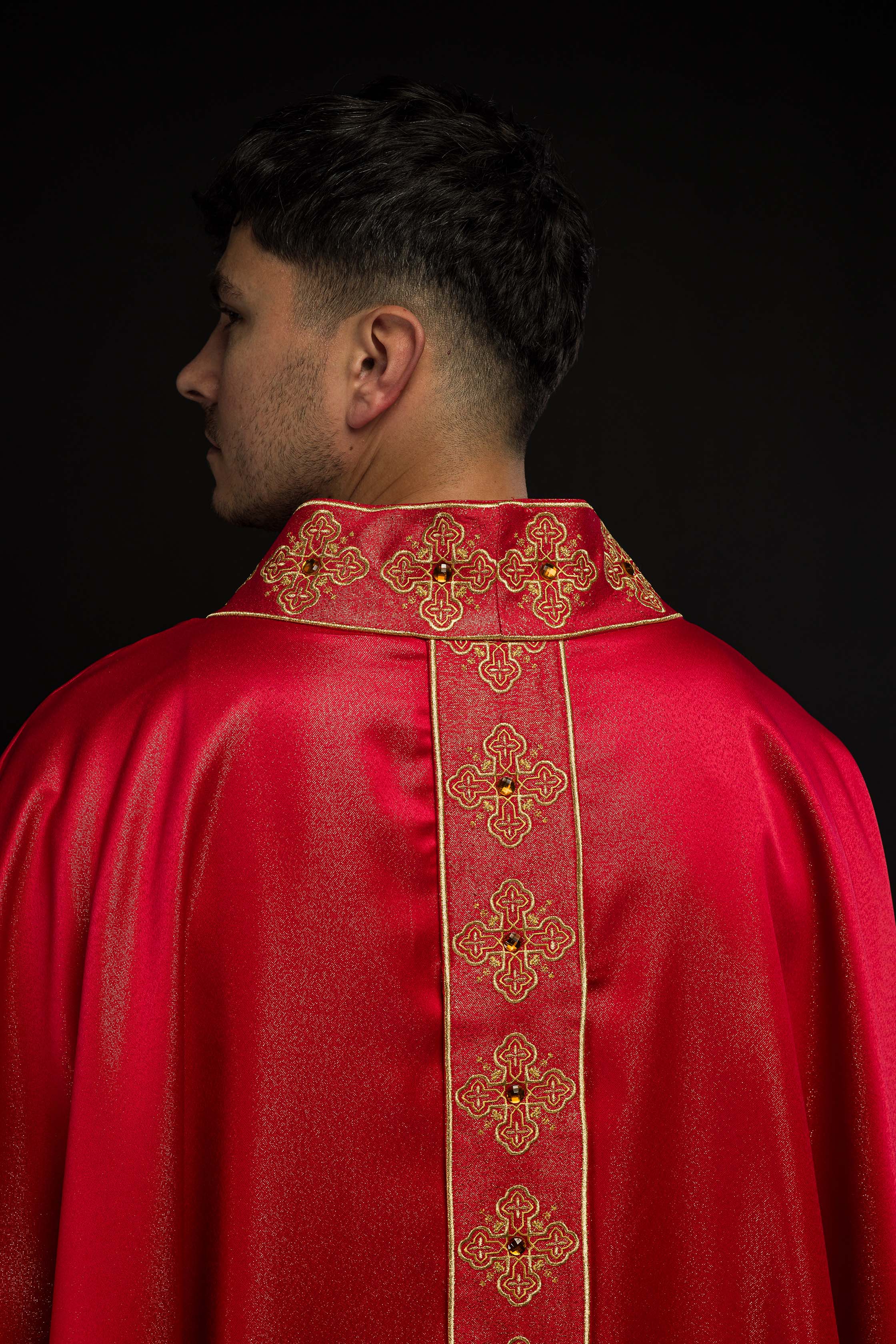 Chasuble rouge avec ceinture brodée et collier orné de pierres