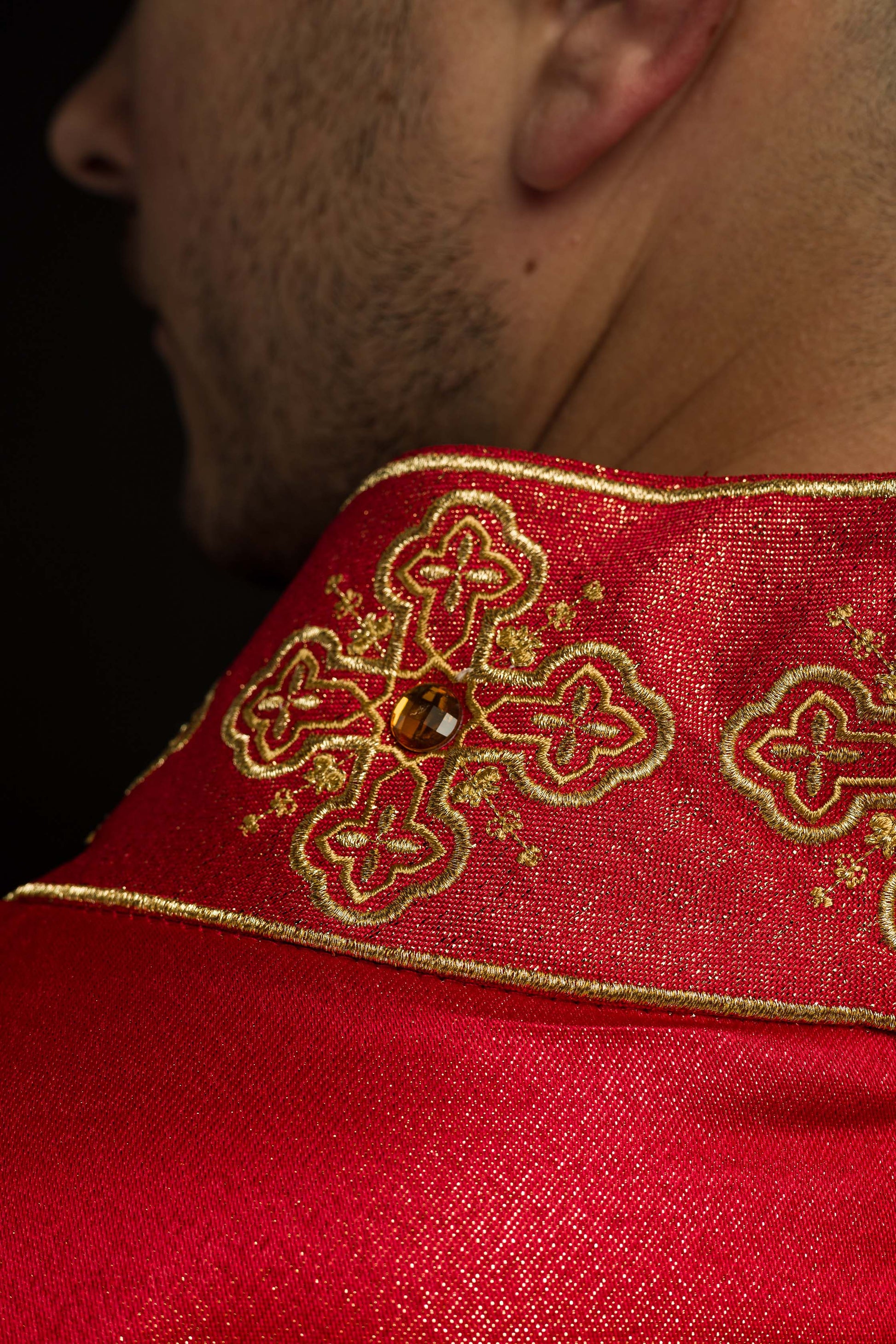 Chasuble rouge avec ceinture brodée et collier orné de pierres