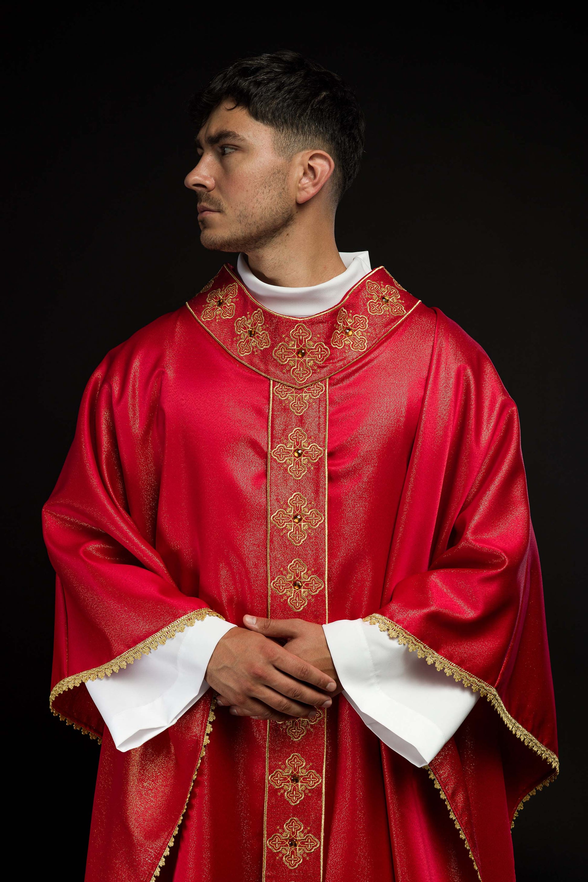 Chasuble rouge avec ceinture brodée et collier orné de pierres