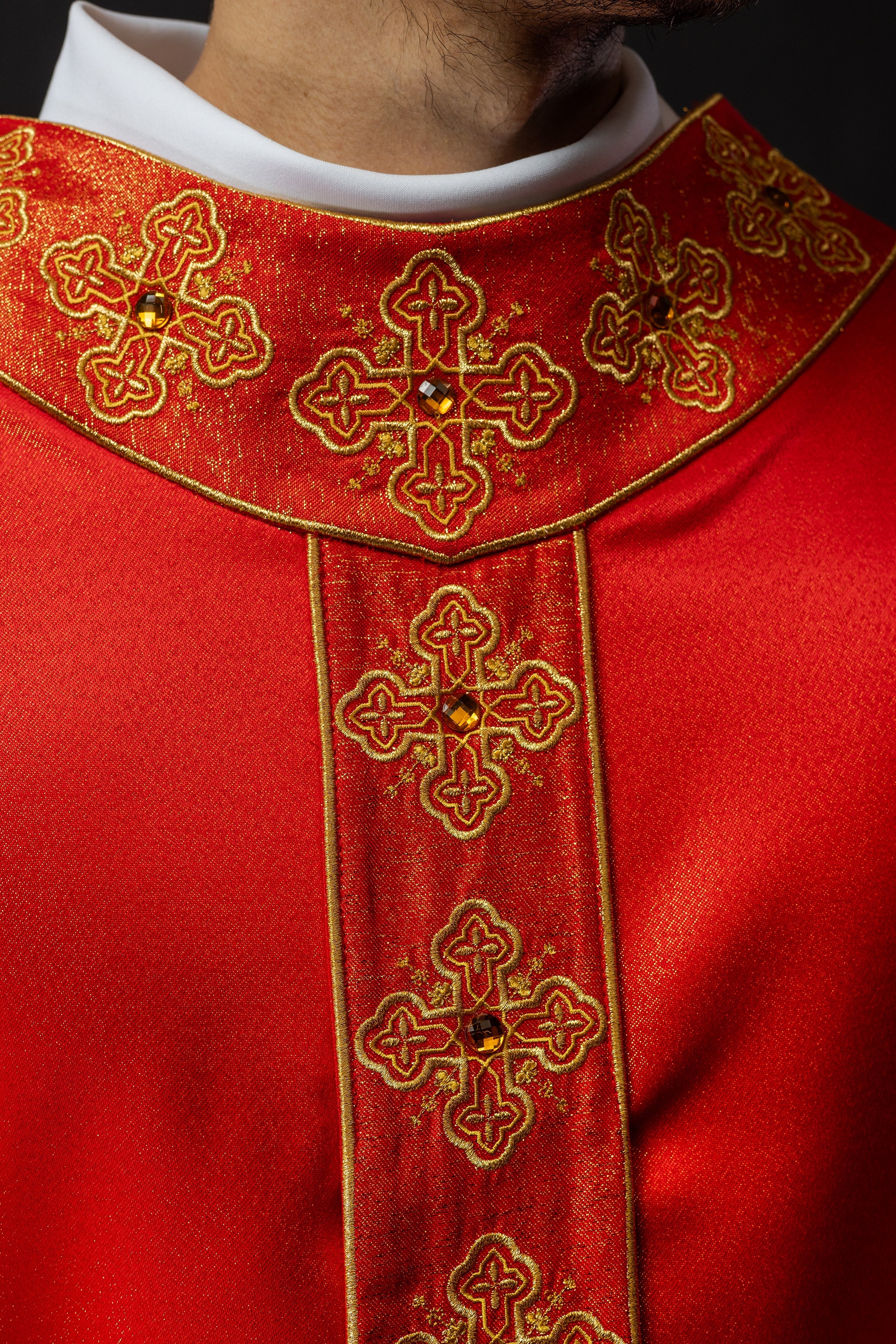 Chasuble rouge avec ceinture brodée et collier orné de pierres