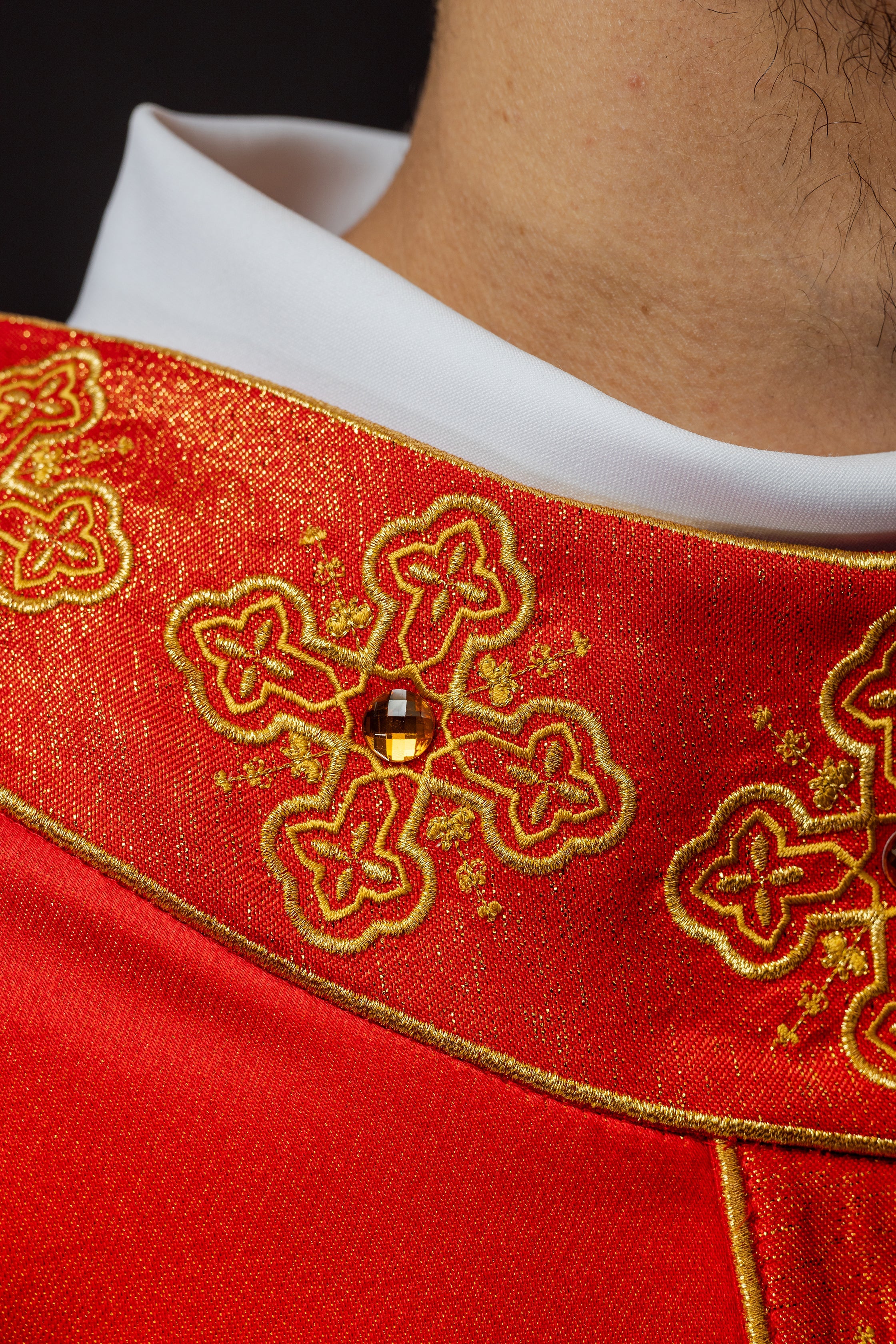 Chasuble rouge avec ceinture brodée et collier orné de pierres