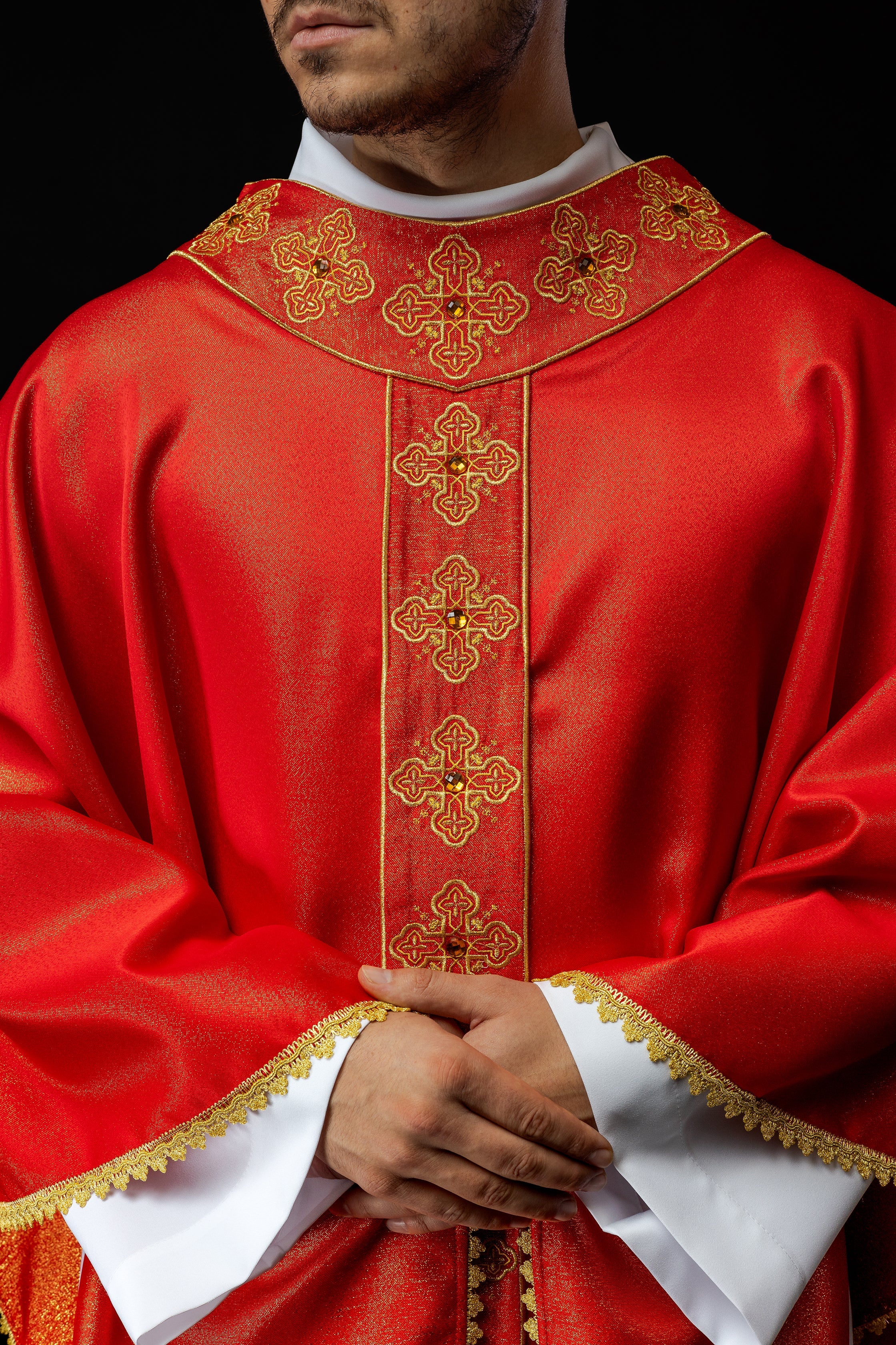 Chasuble rouge avec ceinture brodée et collier orné de pierres