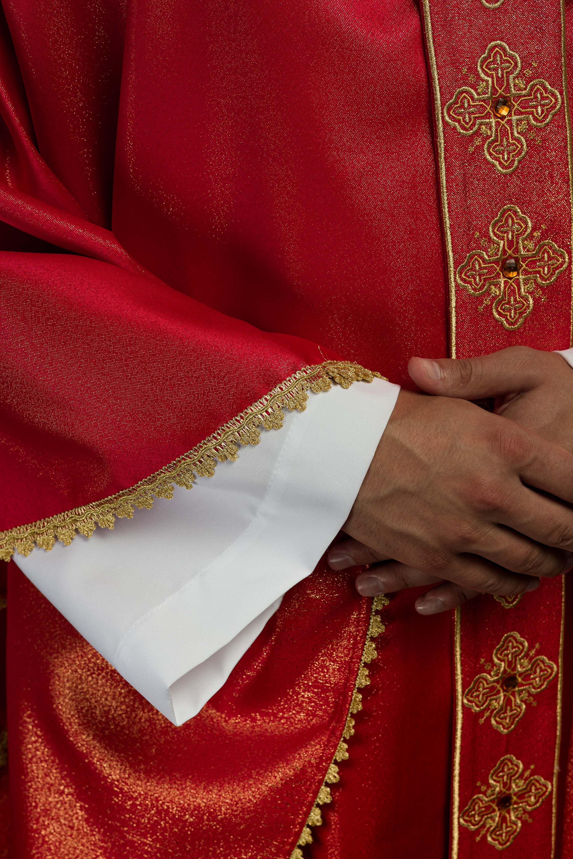 Chasuble rouge avec ceinture brodée et collier orné de pierres