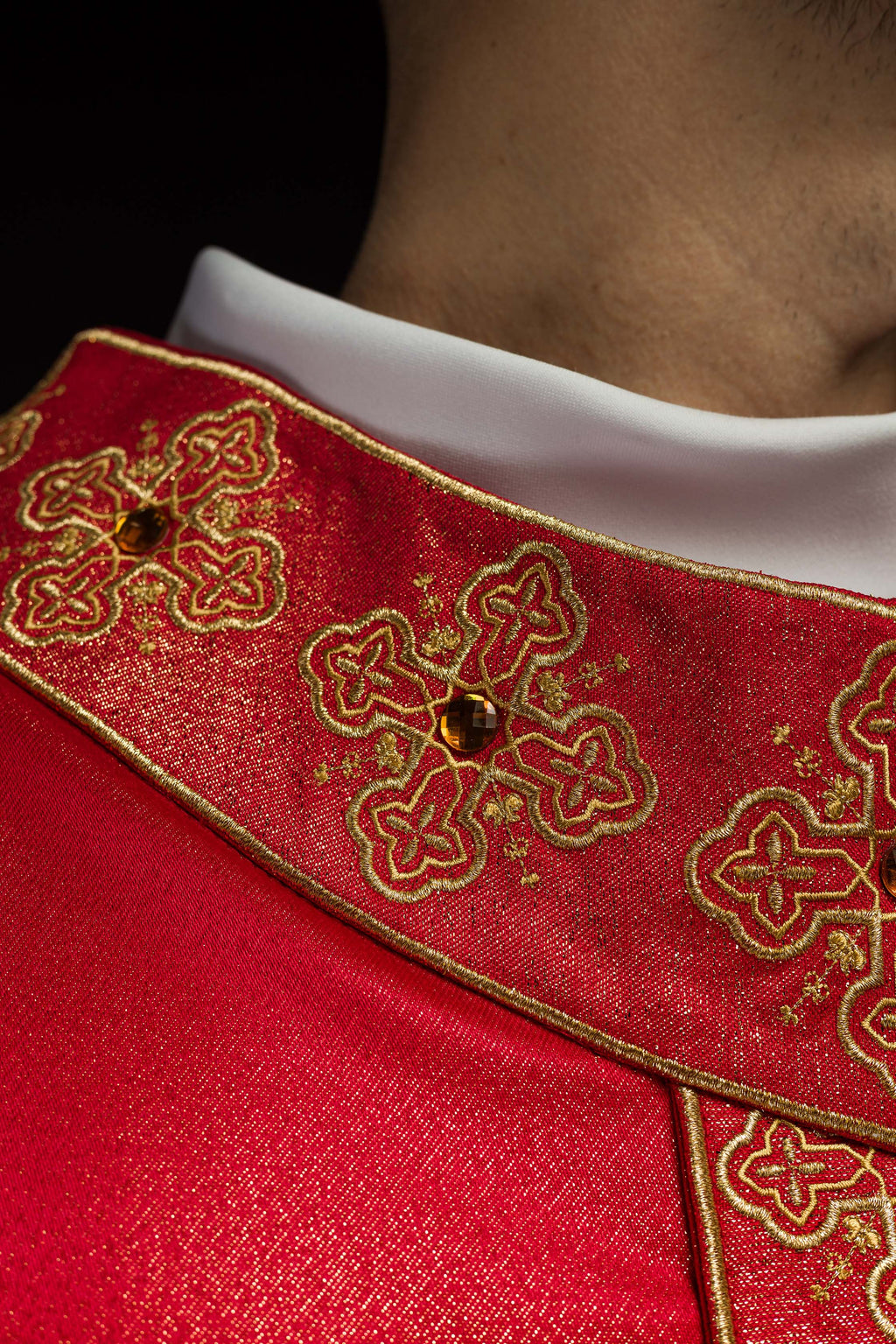 Chasuble rouge avec ceinture brodée et collier orné de pierres