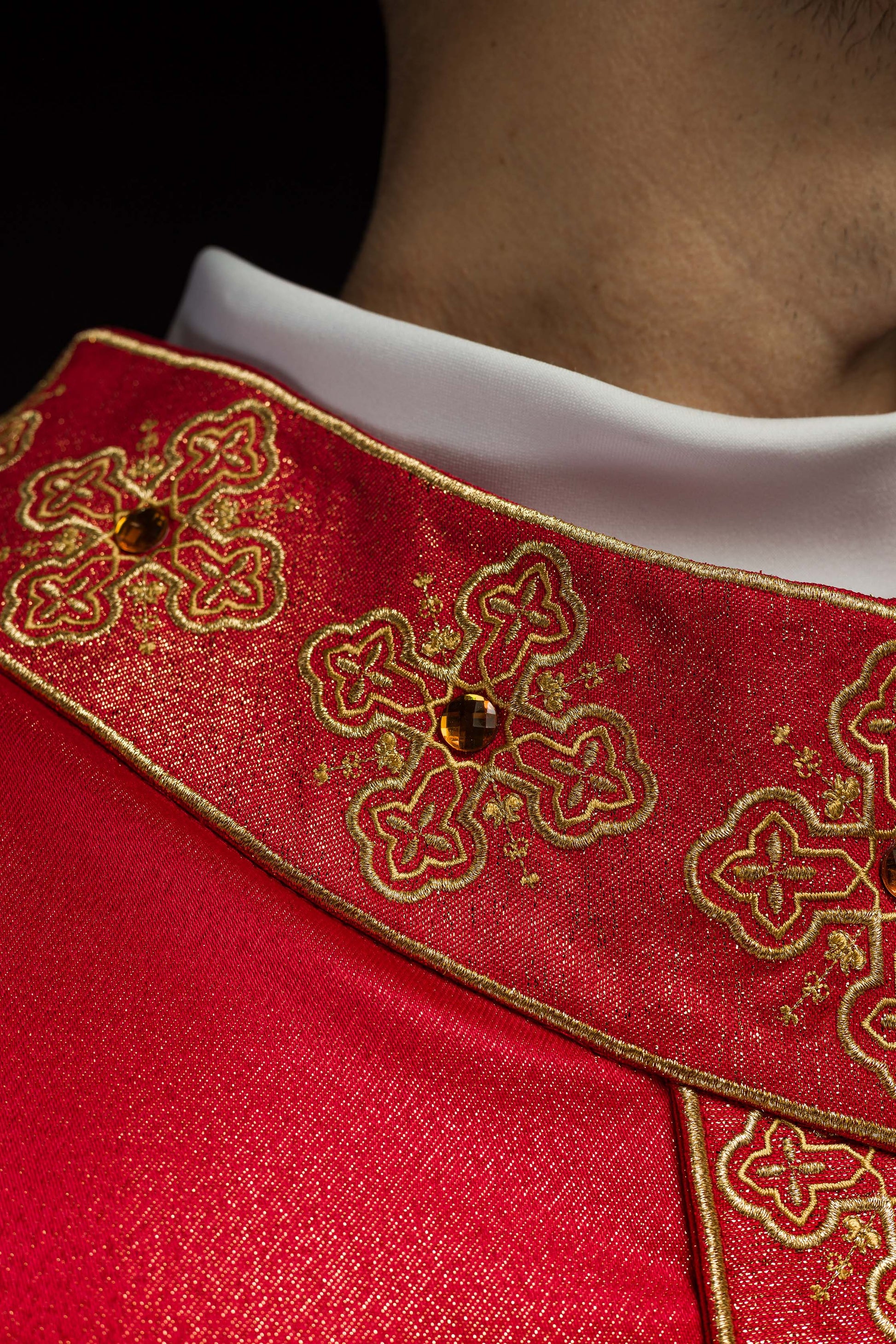 Chasuble rouge avec ceinture brodée et collier orné de pierres