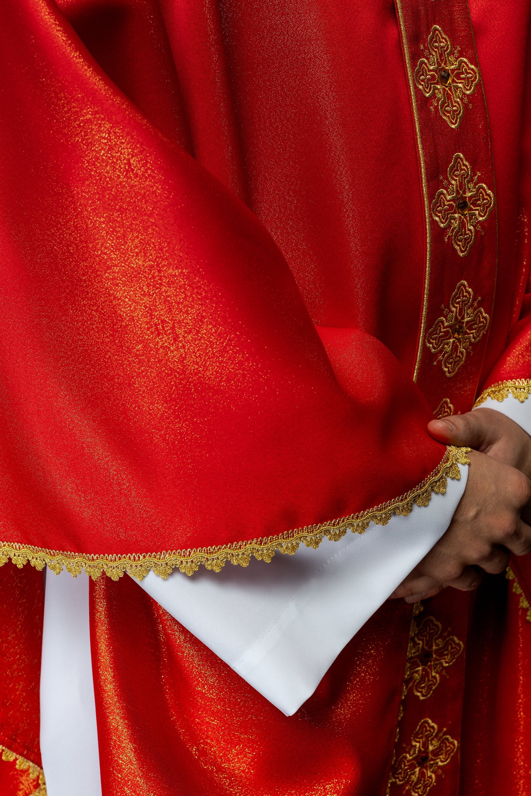 Chasuble rouge avec ceinture brodée et collier orné de pierres