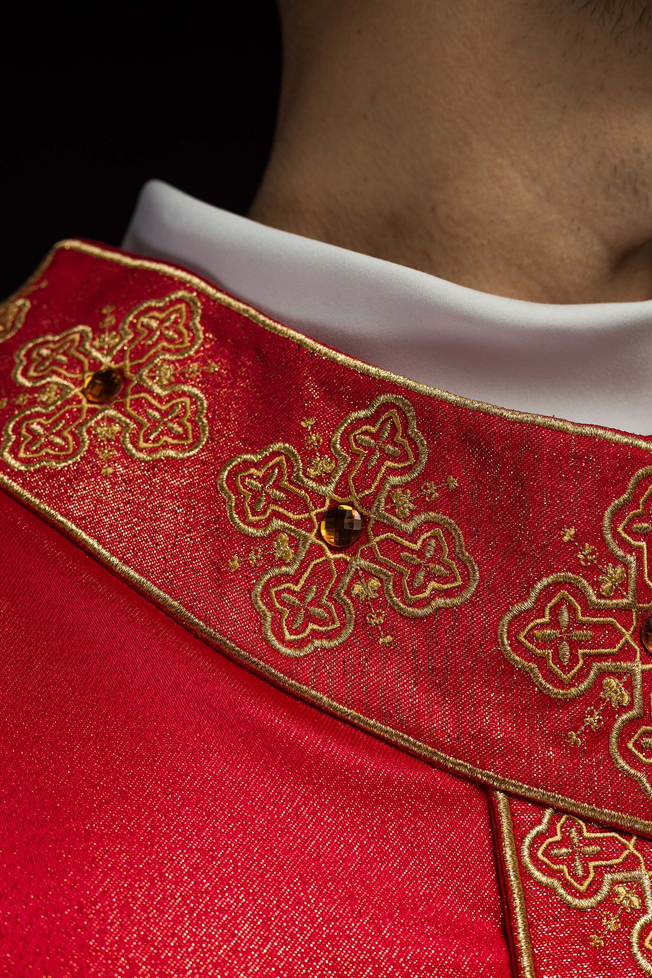 Chasuble rouge avec ceinture brodée et collier orné de pierres