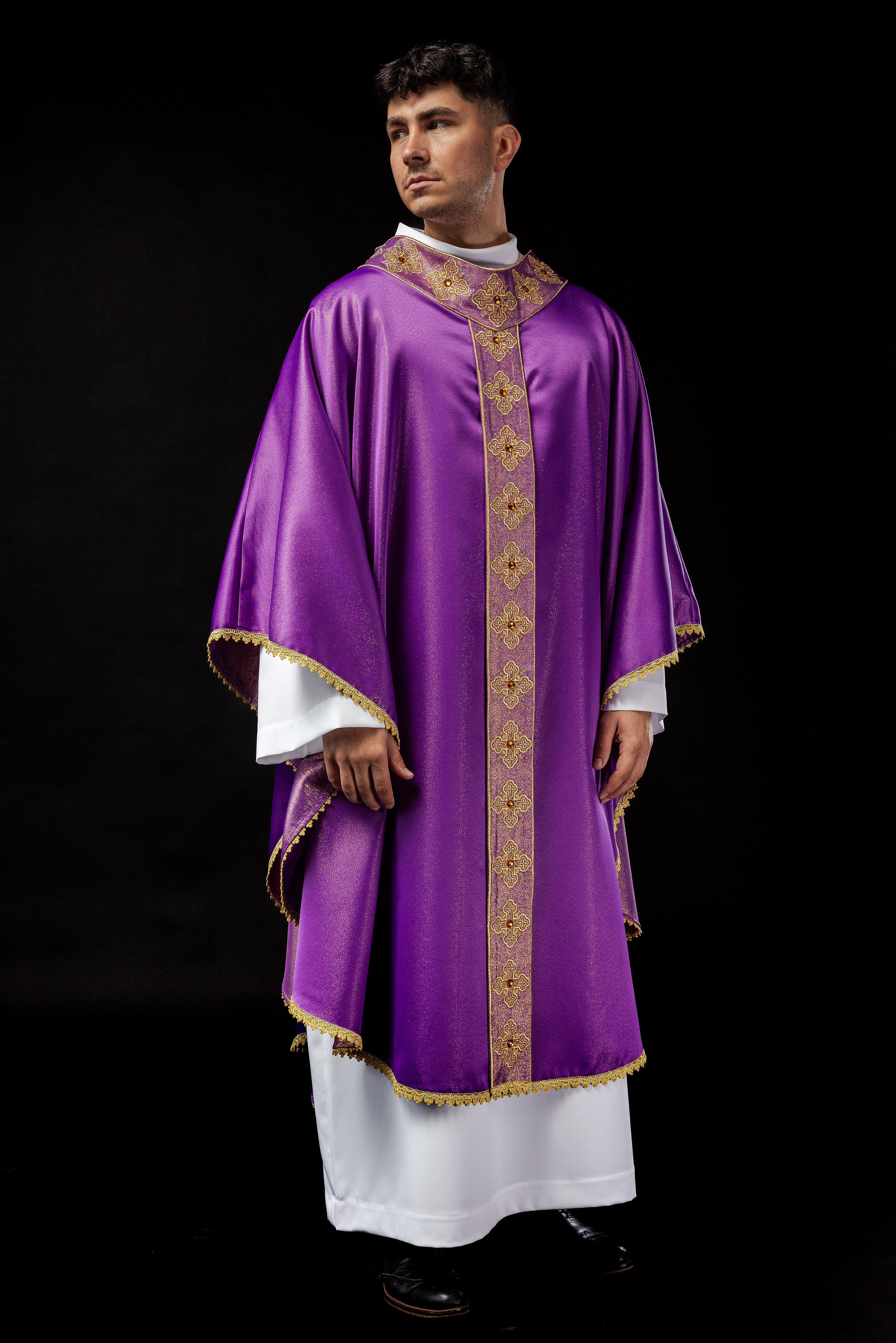 Chasuble en violet avec ceinture brodée et col orné de pierres