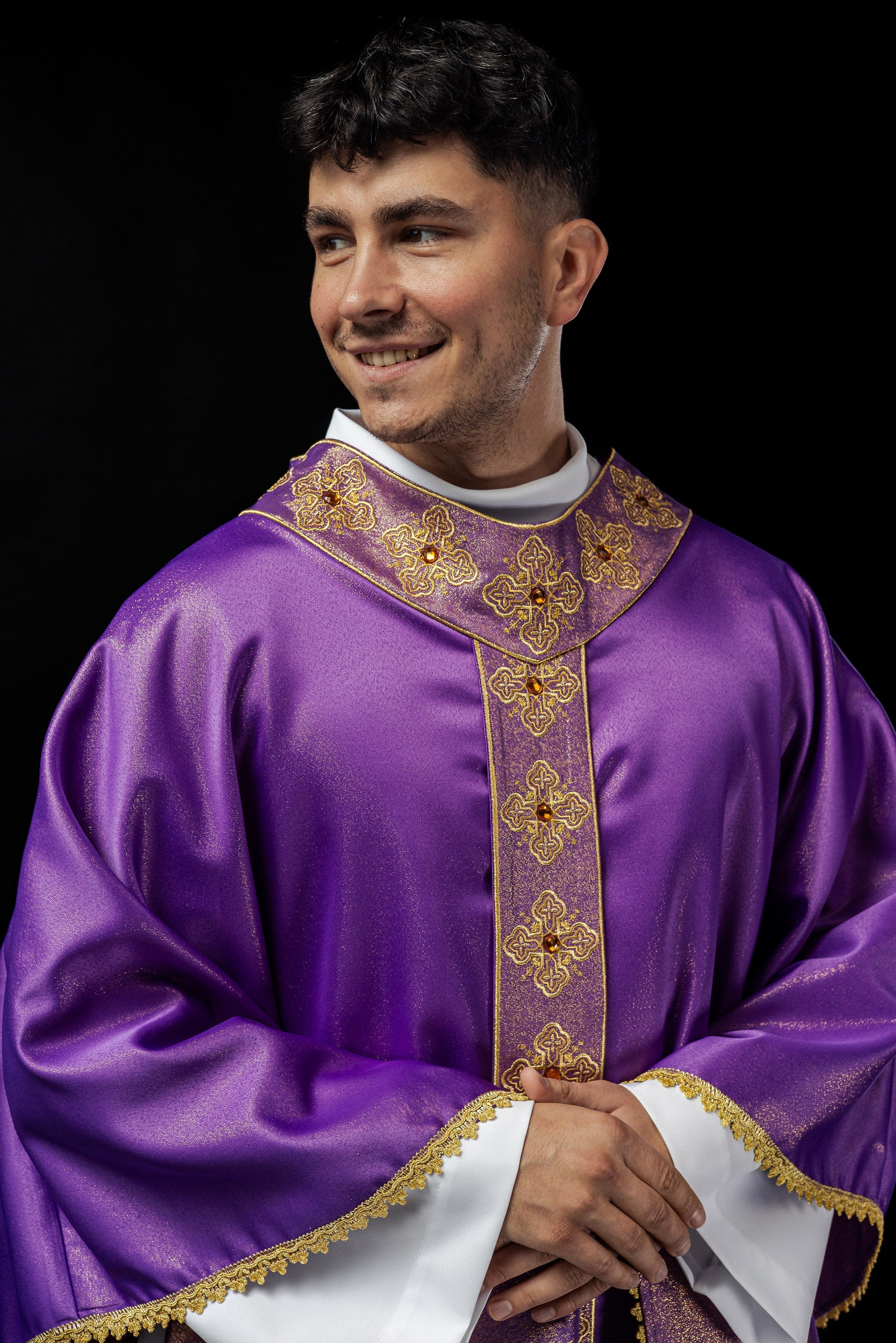 Chasuble en violet avec ceinture brodée et col orné de pierres