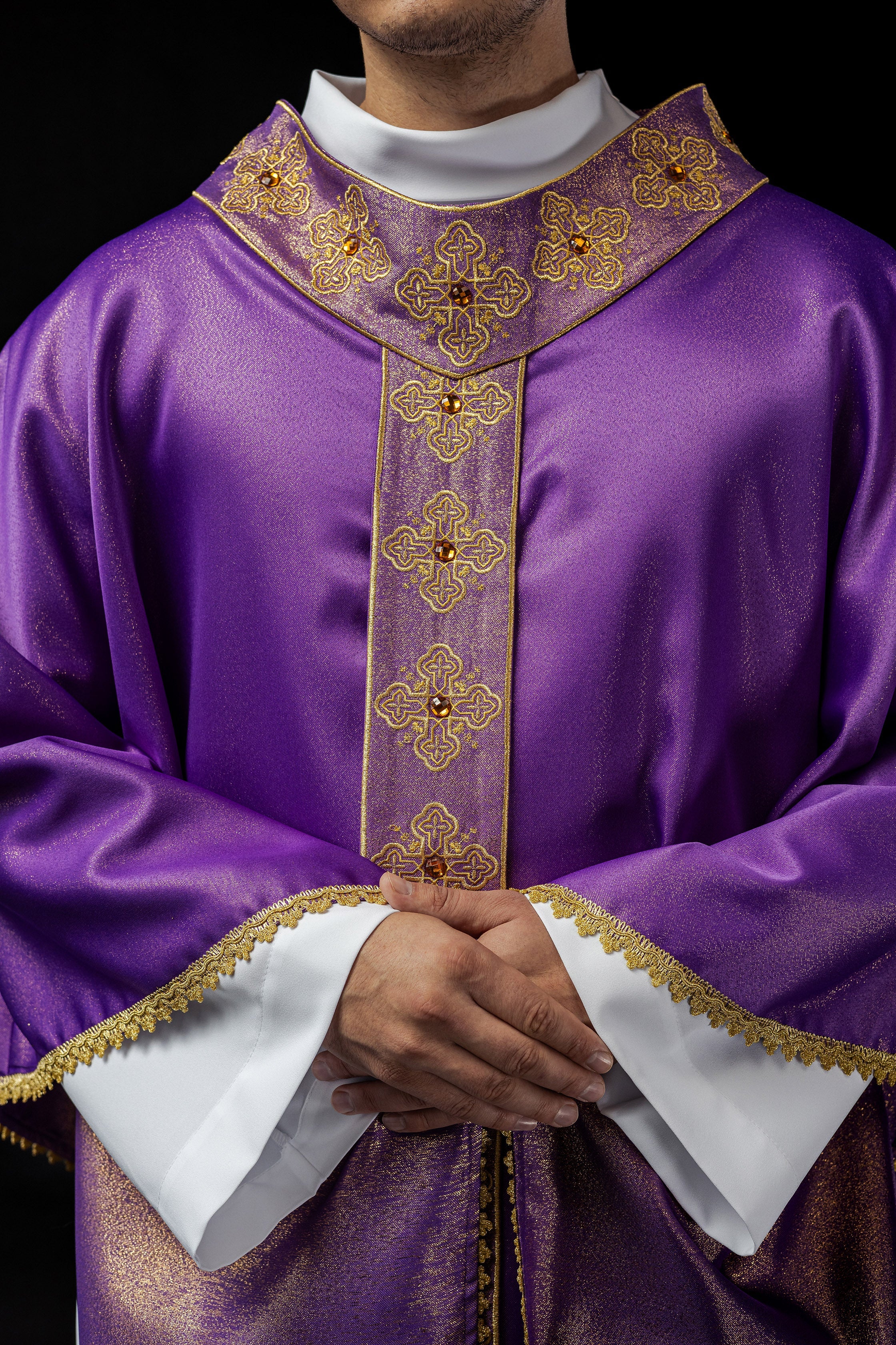 Chasuble en violet avec ceinture brodée et col orné de pierres