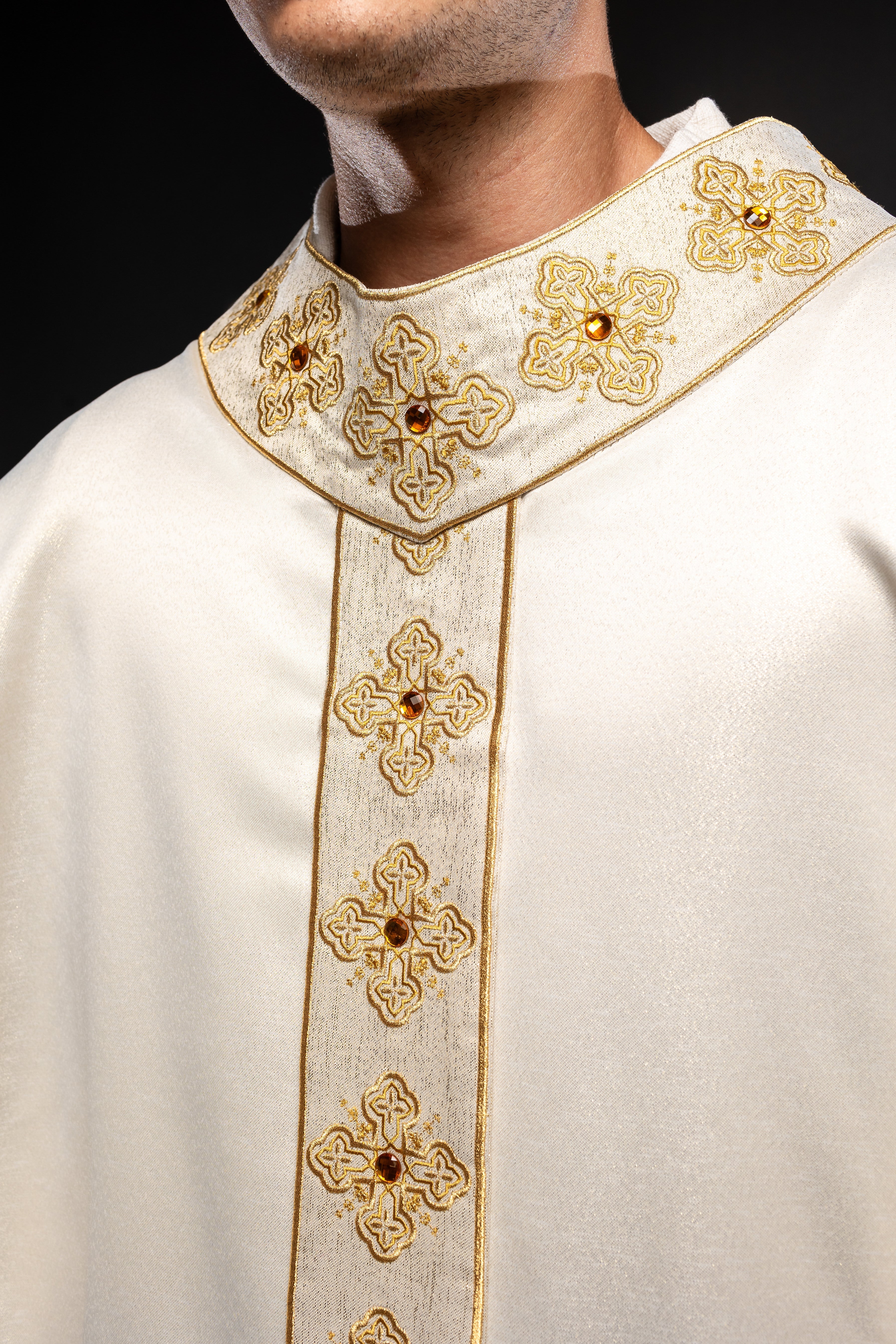 Chasuble en écru avec ceinture brodée et col orné de pierres