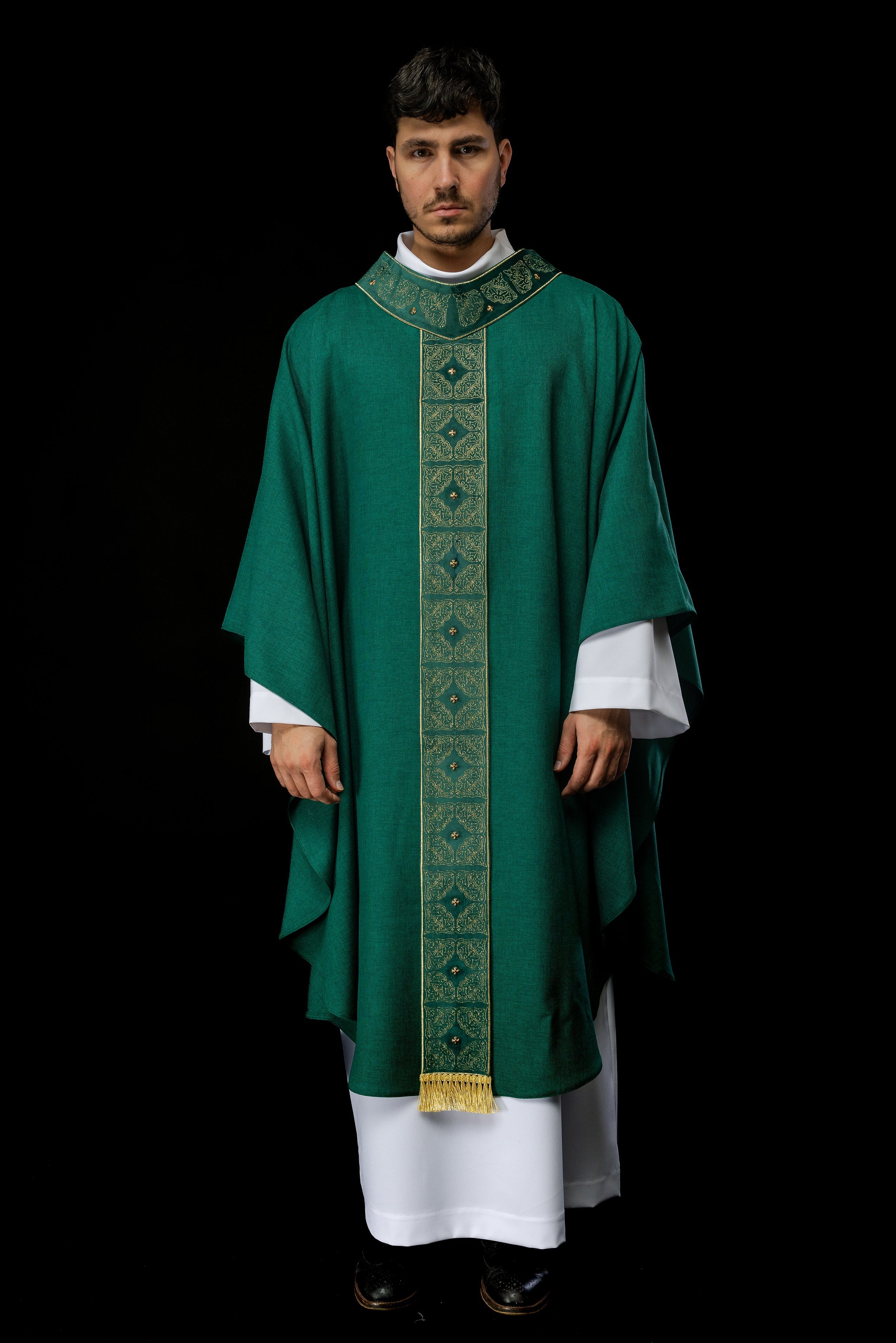 Chasuble avec ceinture et col richement brodés en vert