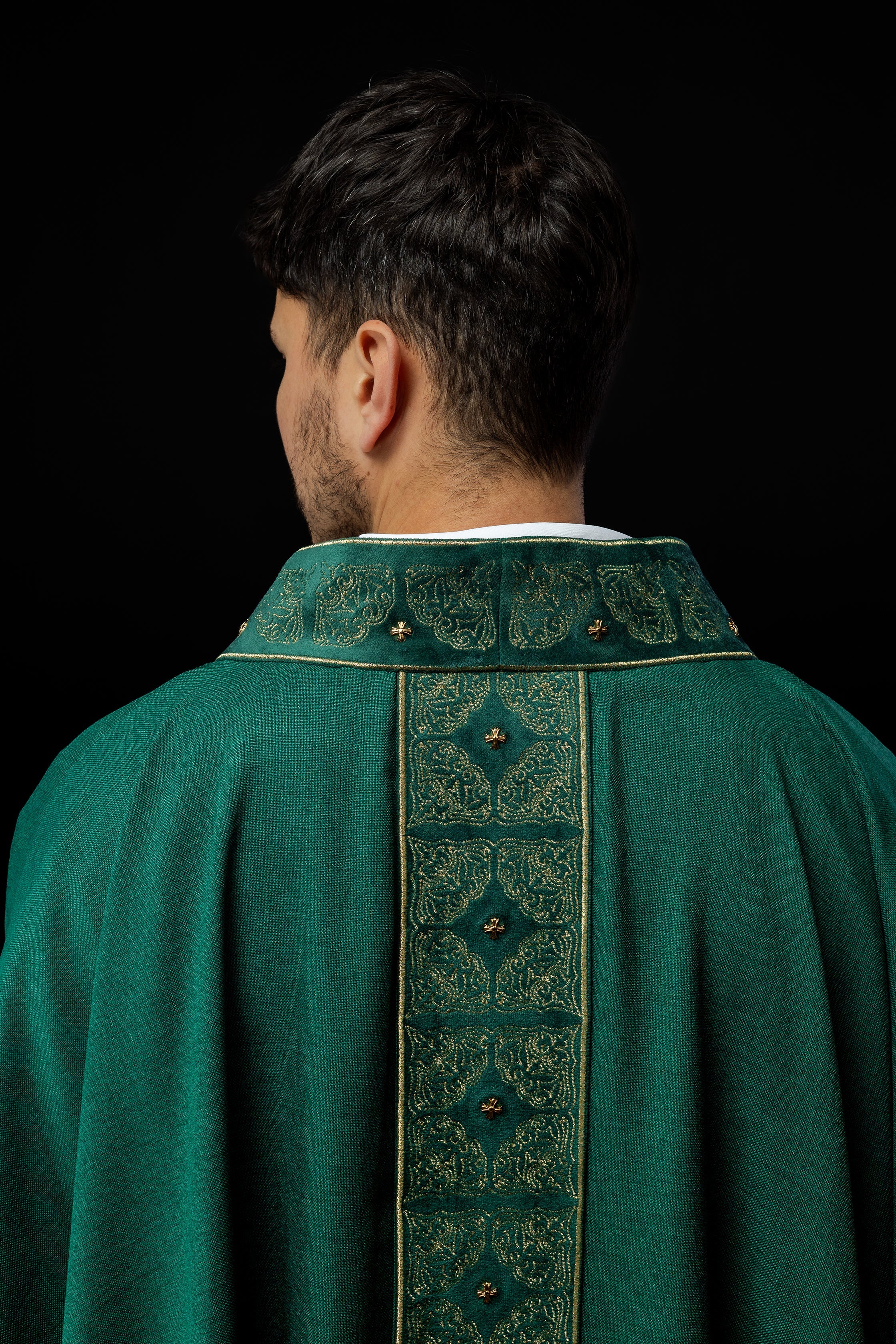 Chasuble avec ceinture et col richement brodés en vert