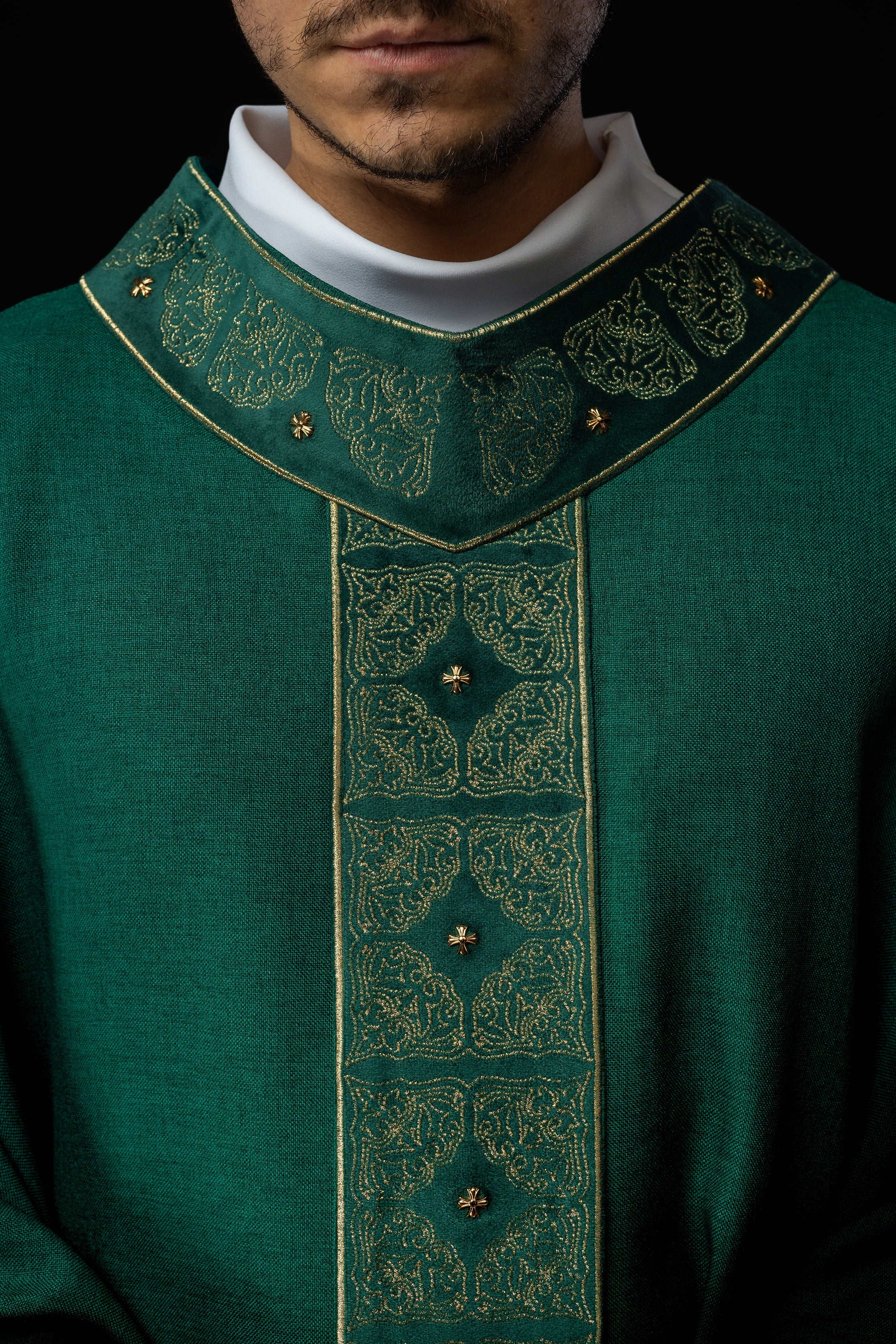 Chasuble avec ceinture et col richement brodés en vert