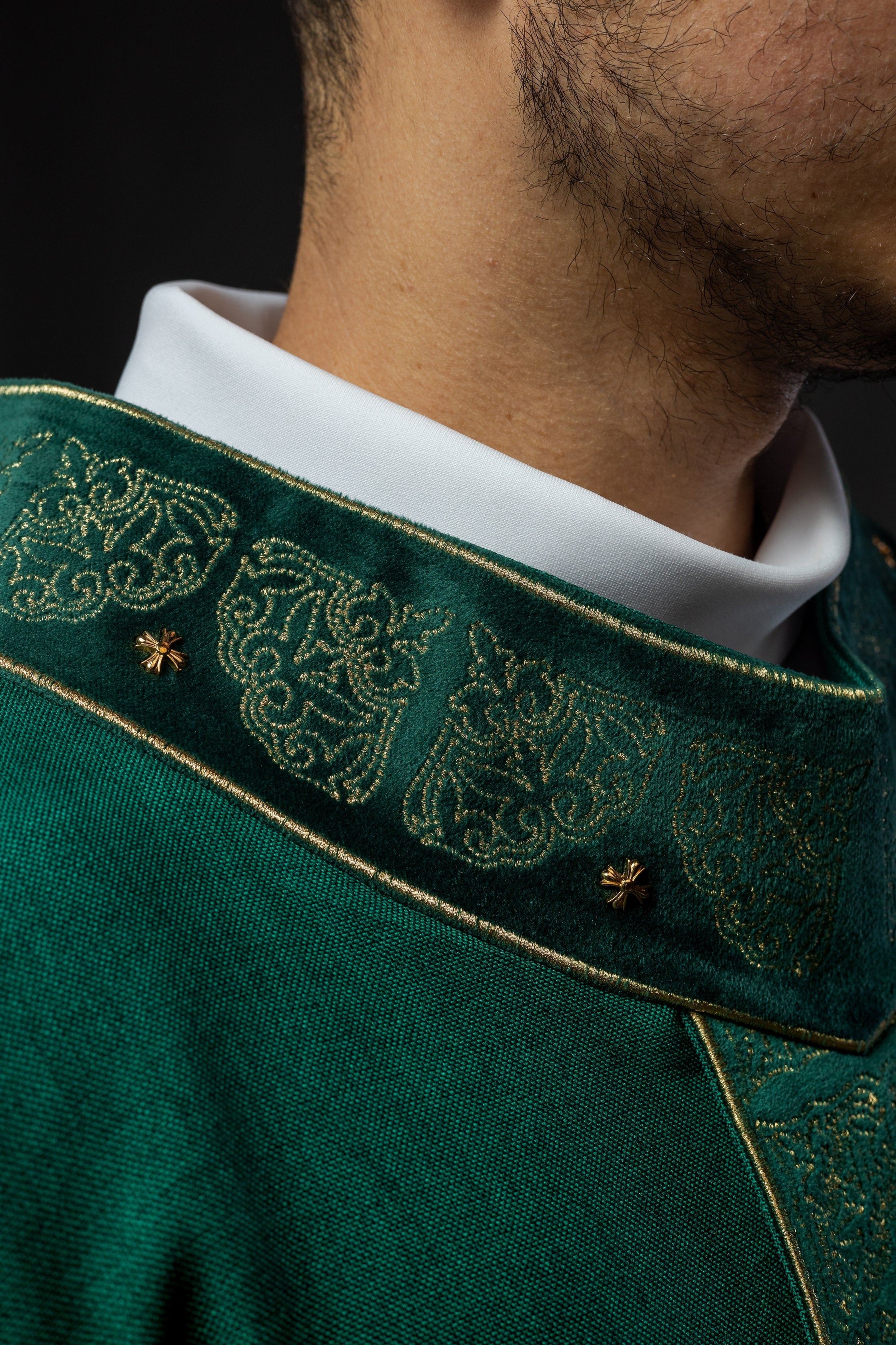 Chasuble avec ceinture et col richement brodés en vert