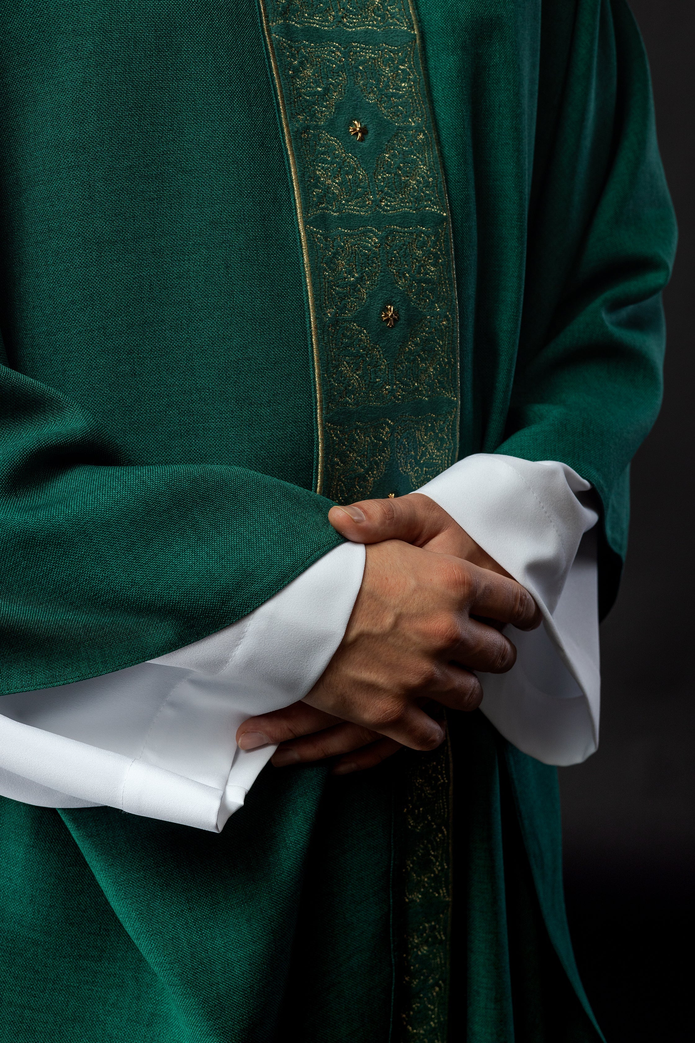 Chasuble avec ceinture et col richement brodés en vert