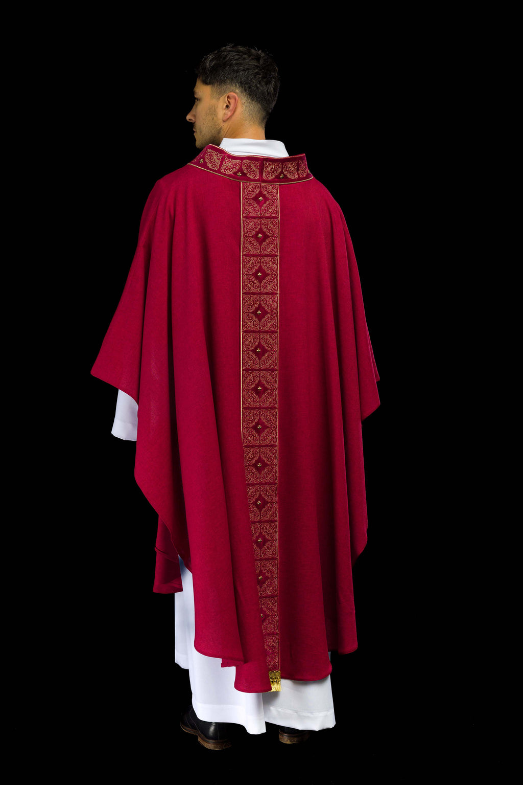 Chasuble avec ceinture et col richement brodés en rouge