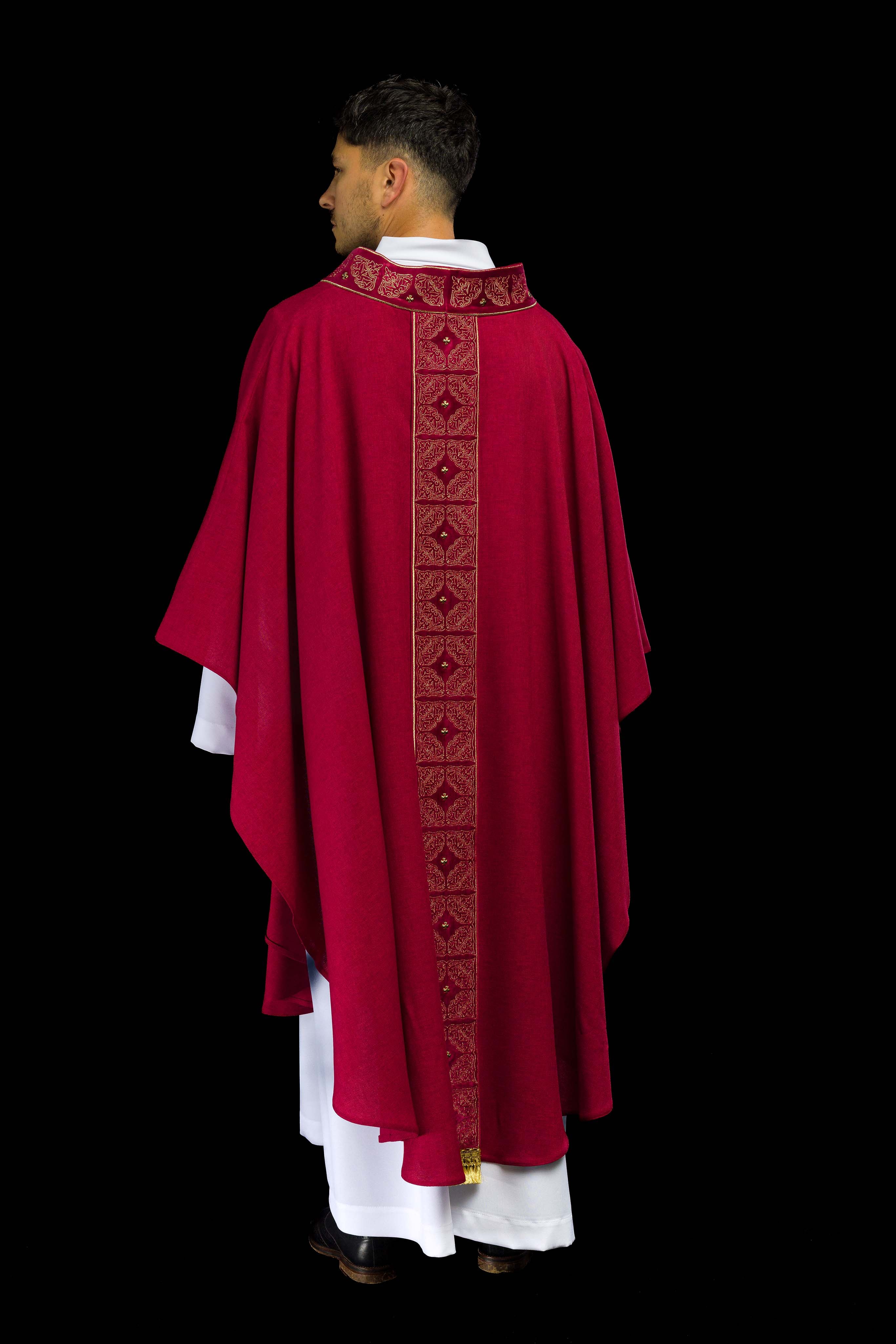 Chasuble avec ceinture et col richement brodés en rouge