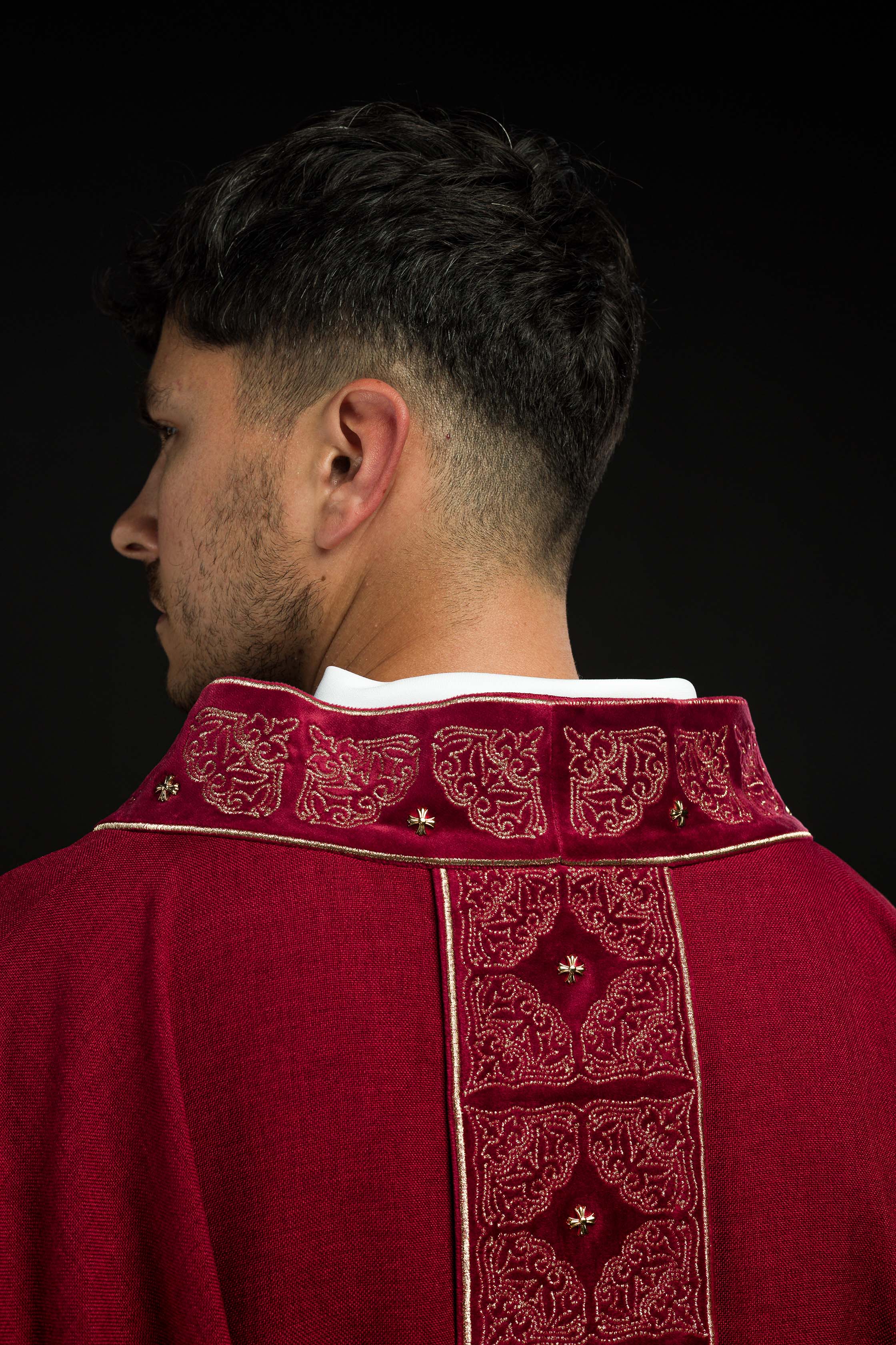 Chasuble avec ceinture et col richement brodés en rouge