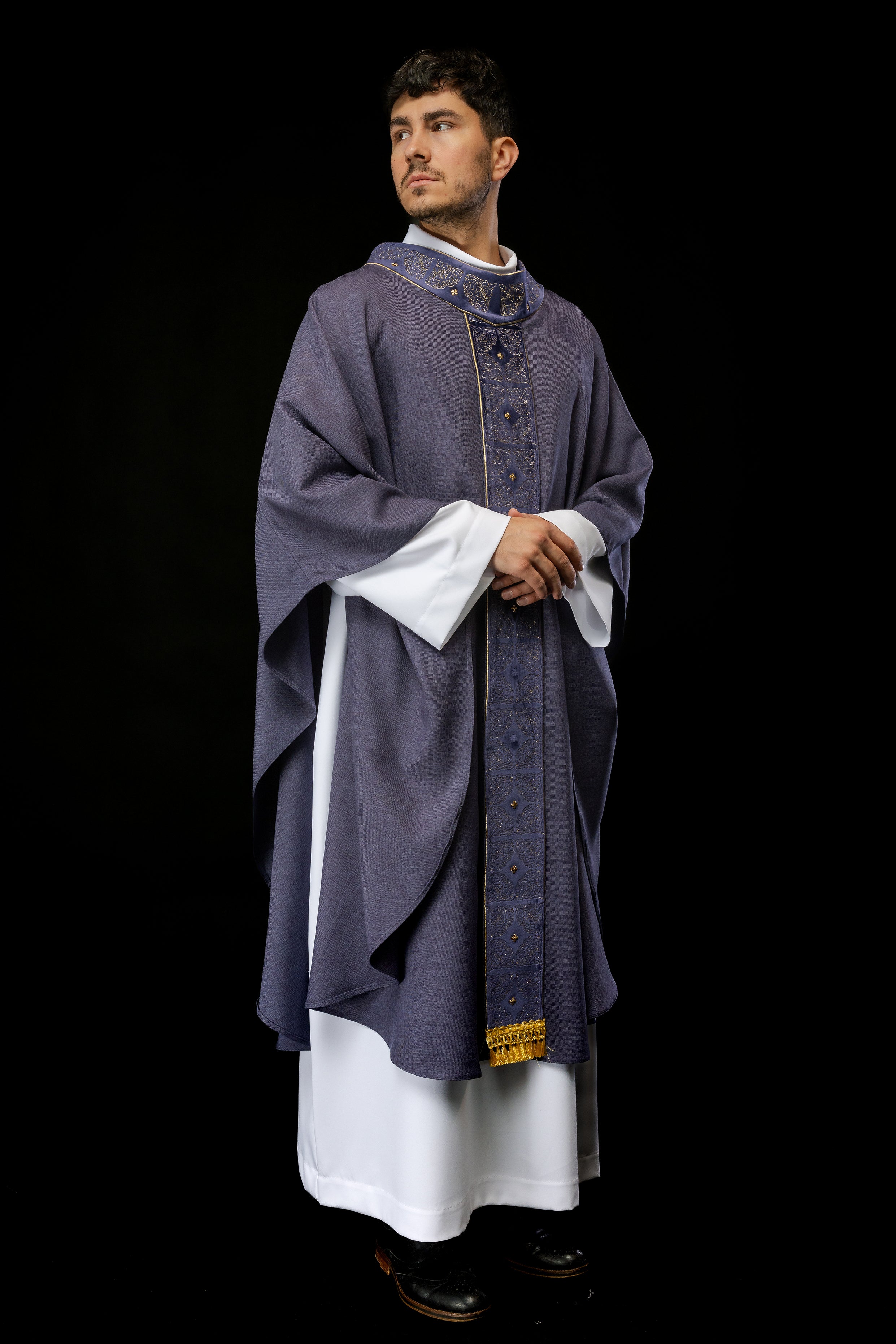 Chasuble avec ceinture et col richement brodés en violet