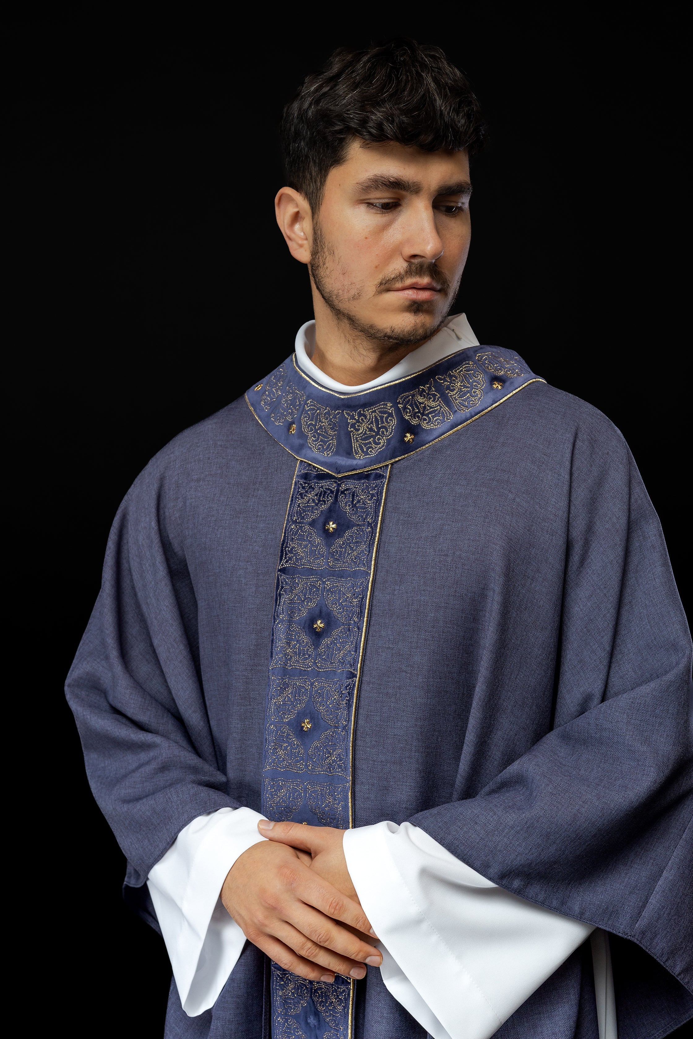 Chasuble avec ceinture et col richement brodés en violet