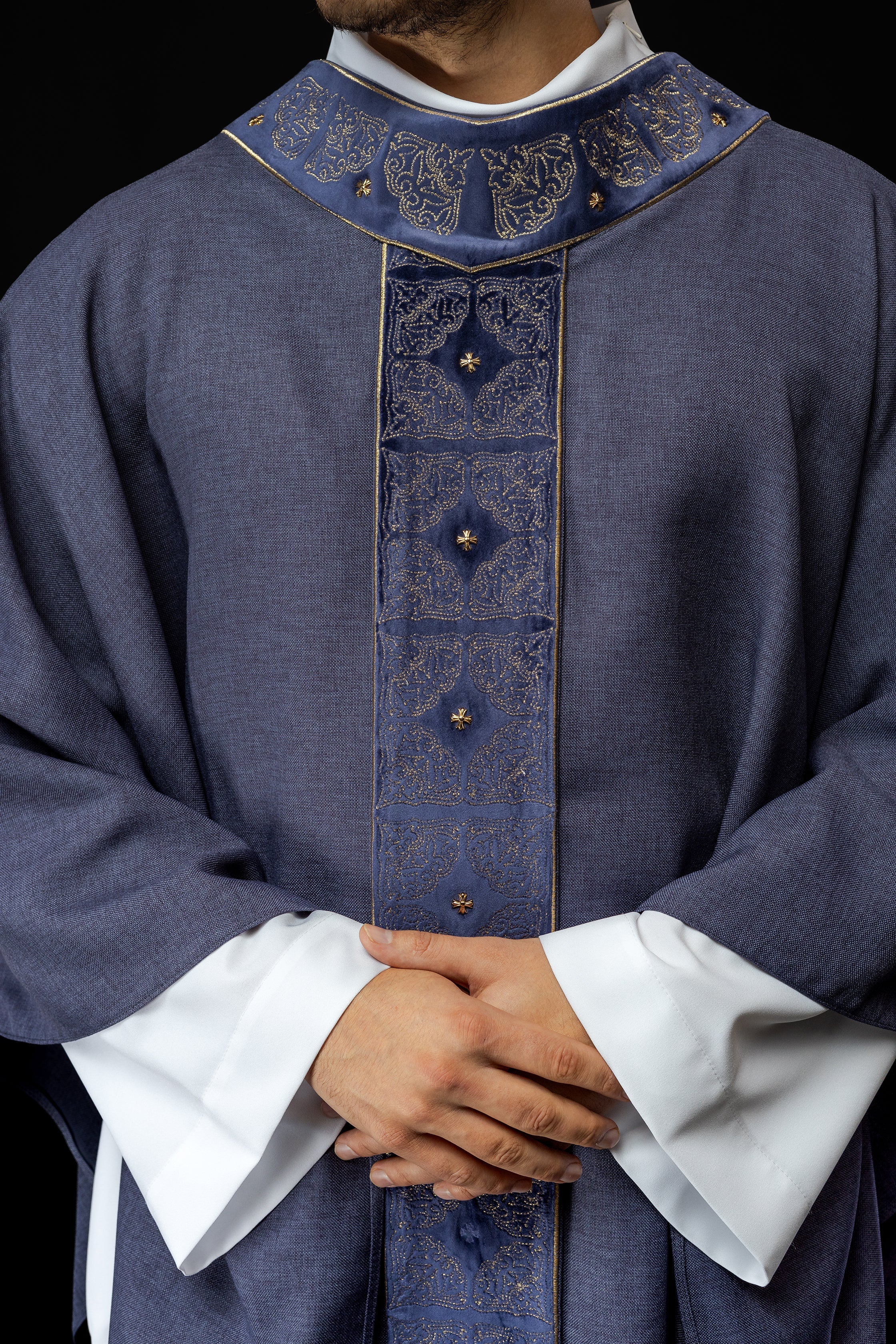 Chasuble avec ceinture et col richement brodés en violet