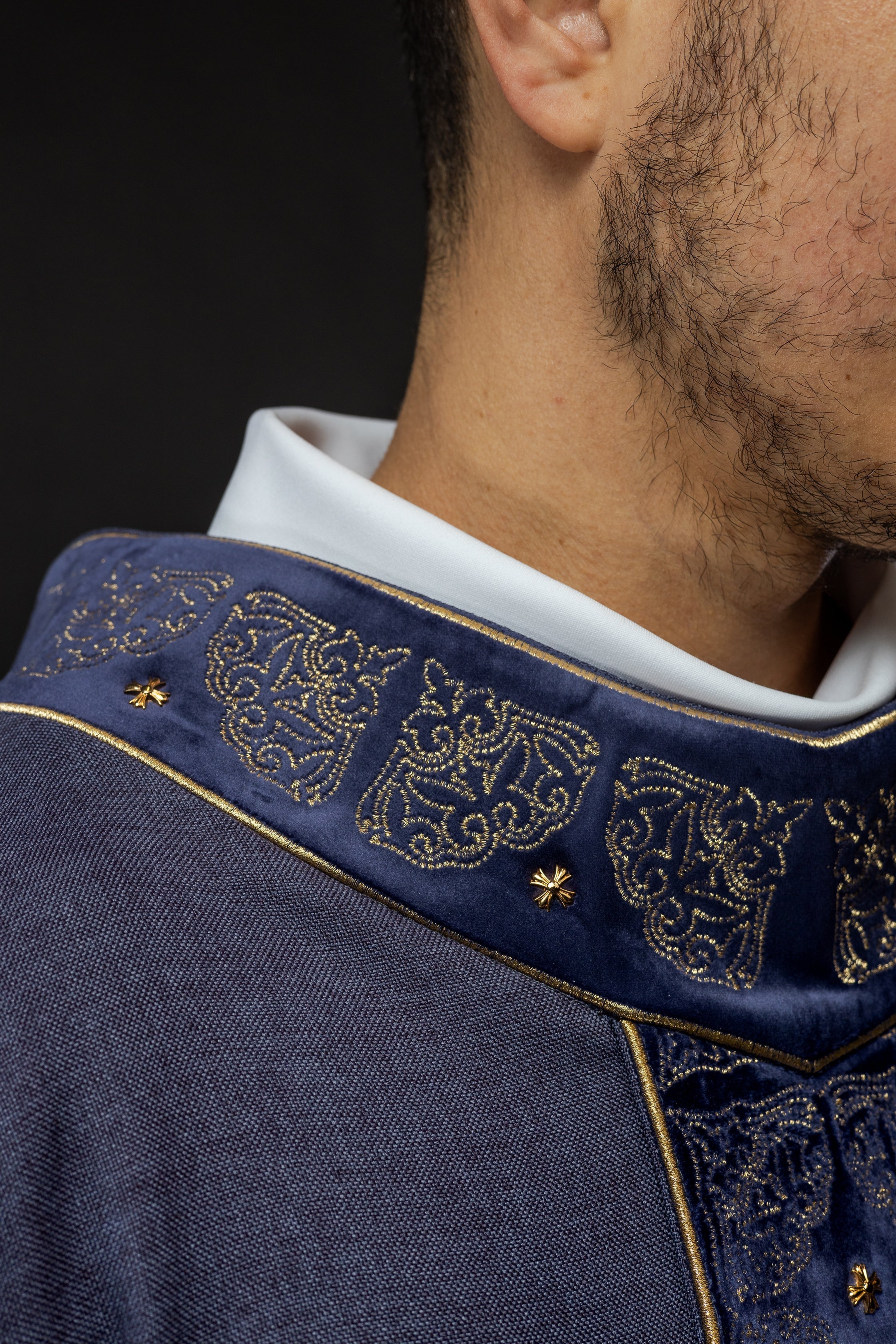 Chasuble avec ceinture et col richement brodés en violet