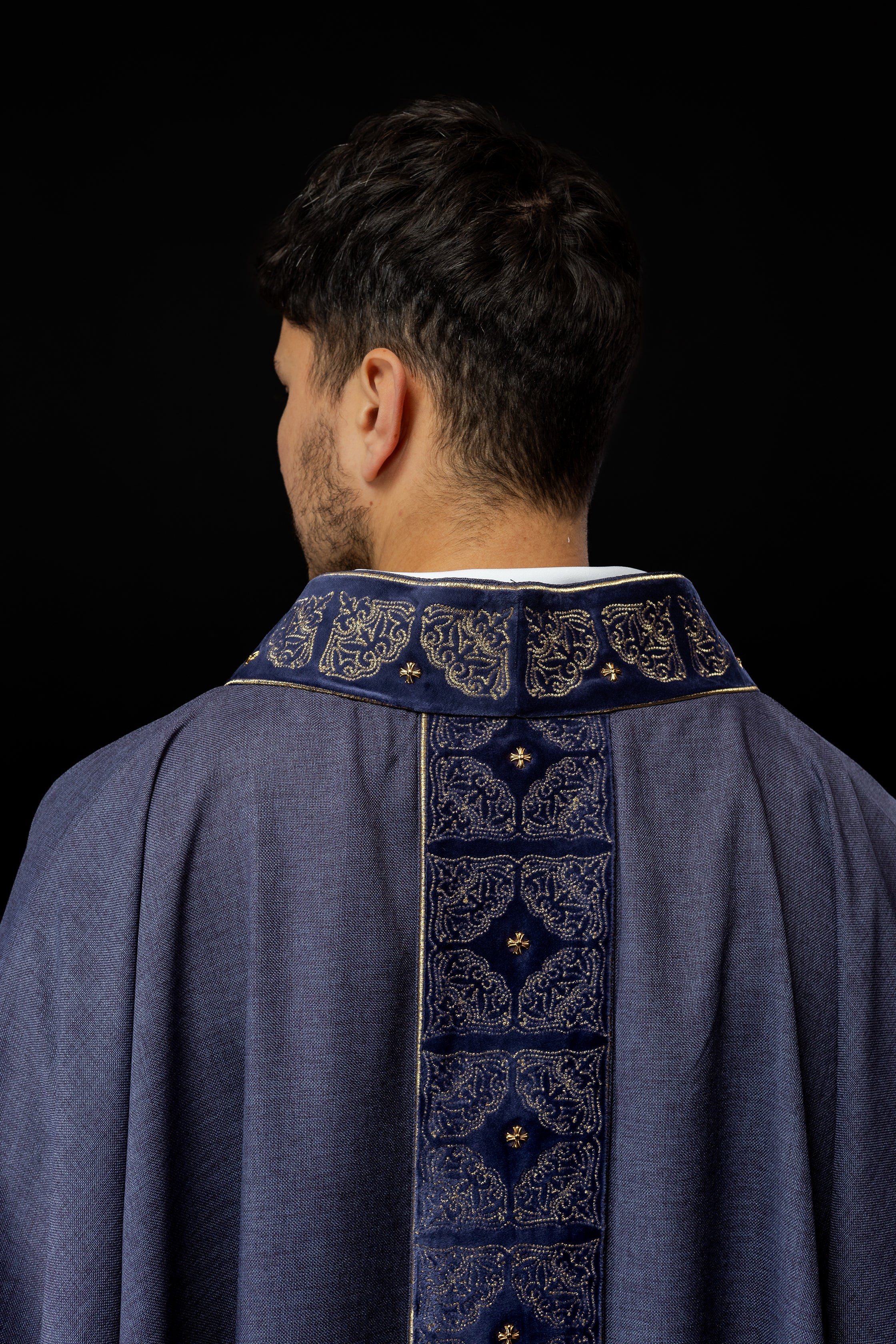 Chasuble avec ceinture et col richement brodés en violet