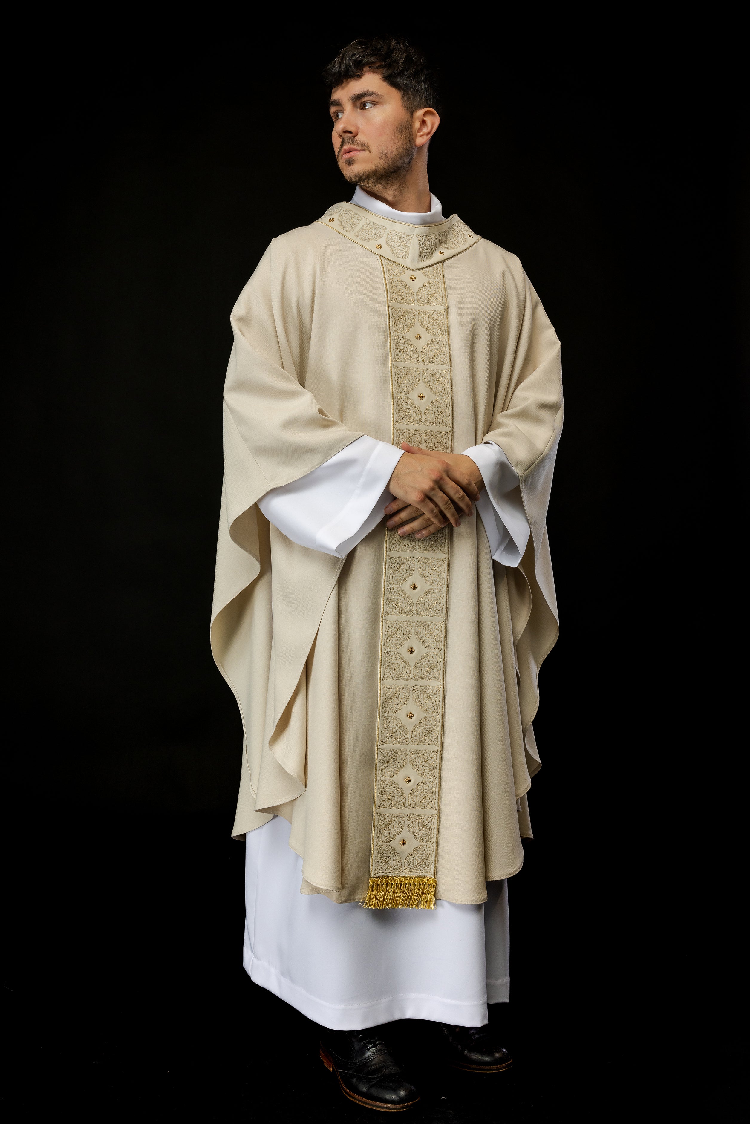 Chasuble avec ceinture et col richement brodés en écru