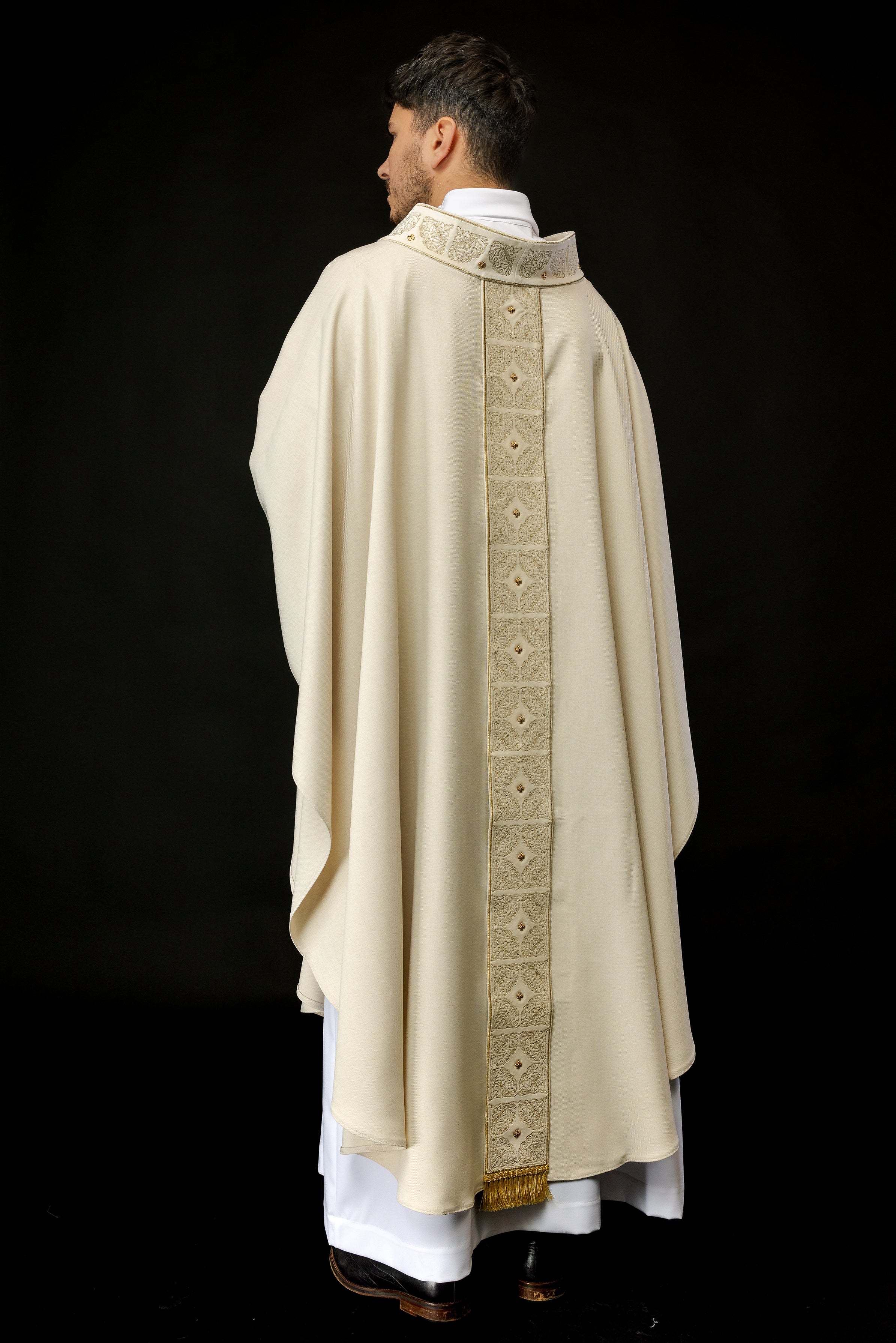 Chasuble avec ceinture et col richement brodés en écru