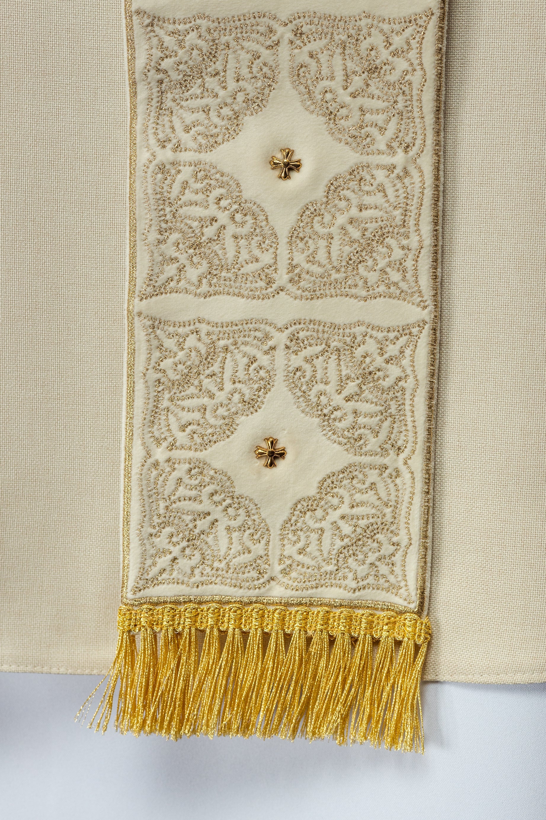 Chasuble avec ceinture et col richement brodés en écru