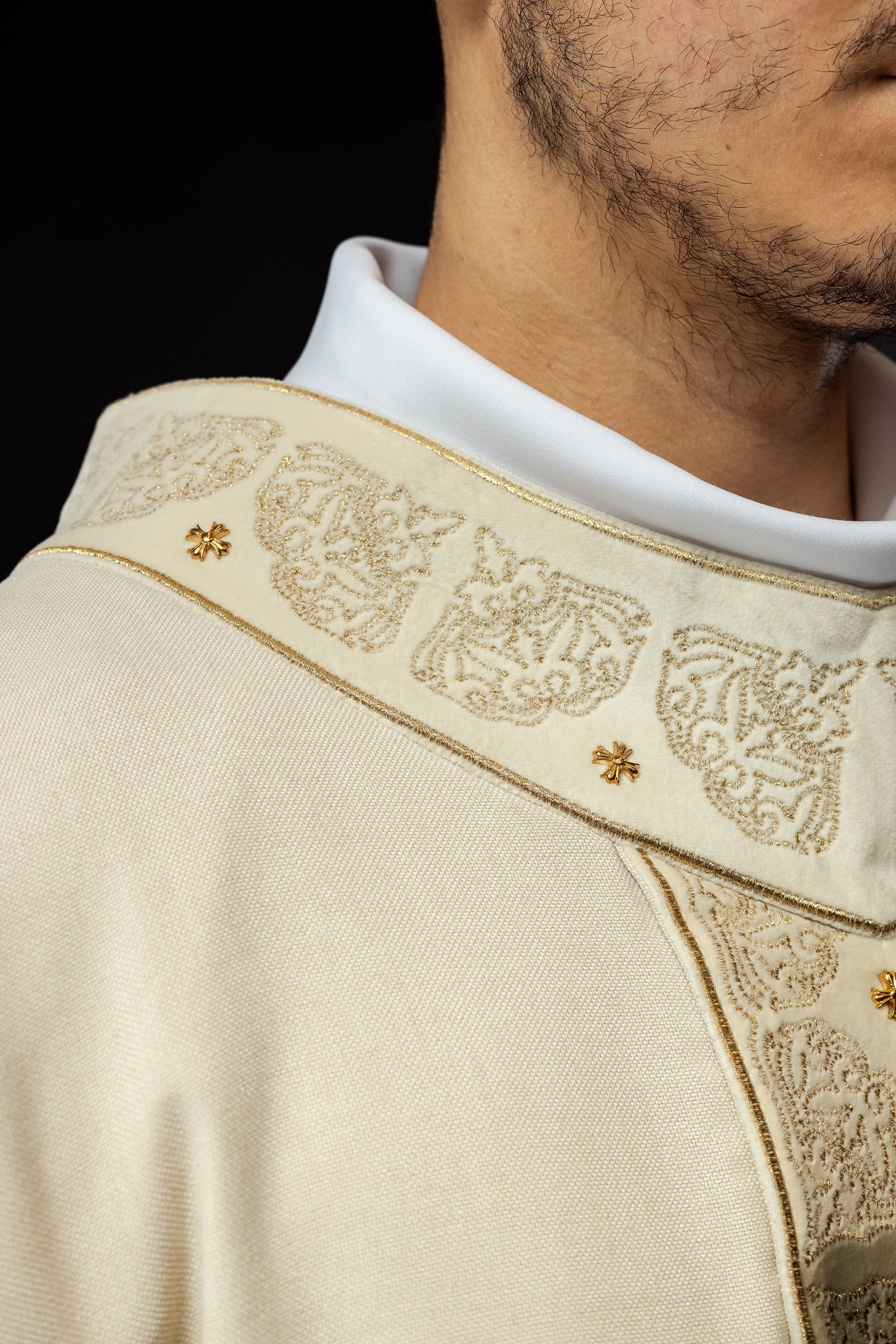 Chasuble avec ceinture et col richement brodés en écru